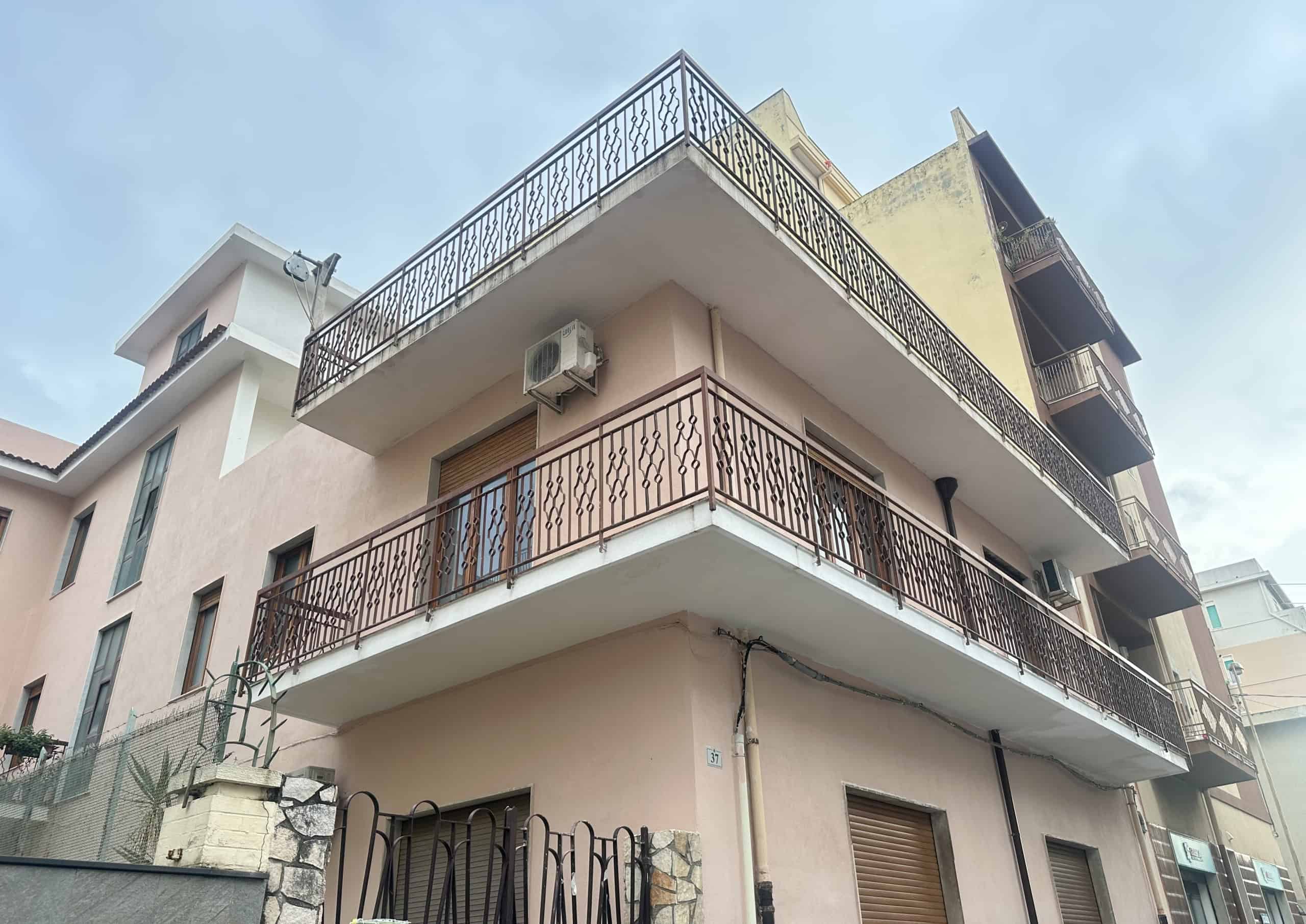 Appartamento in affitto a Napoli con balconi spaziosi e aria condizionata, situato in zona centrale, ideale per famiglie e professionisti.