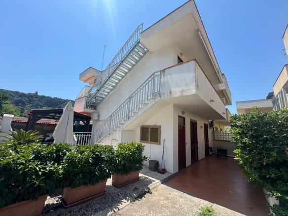 Villa moderna in vendita a Milazzo con spazio esterno e scale esterne, situata in zona tranquilla vicino al mare.