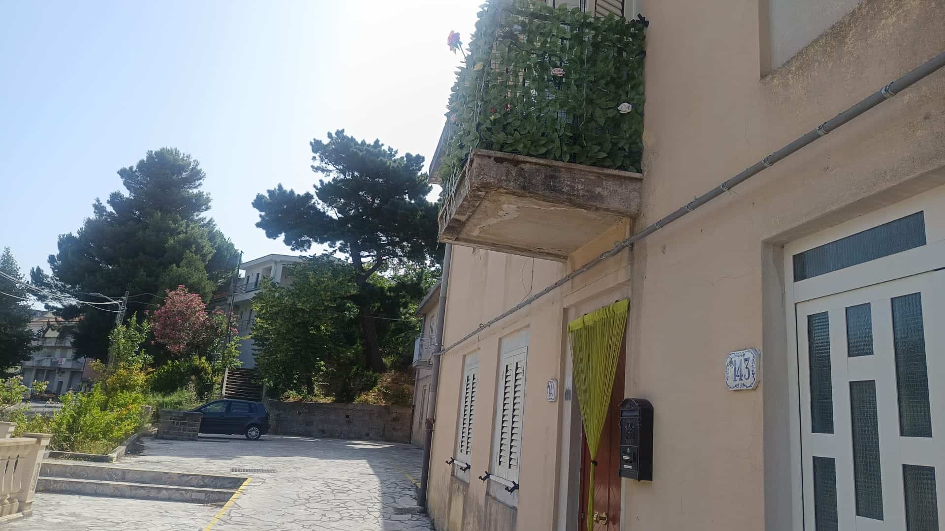 Esterno di un appartamento in vendita in Via S. Cono 143, Rometta, con ingresso e balcone.