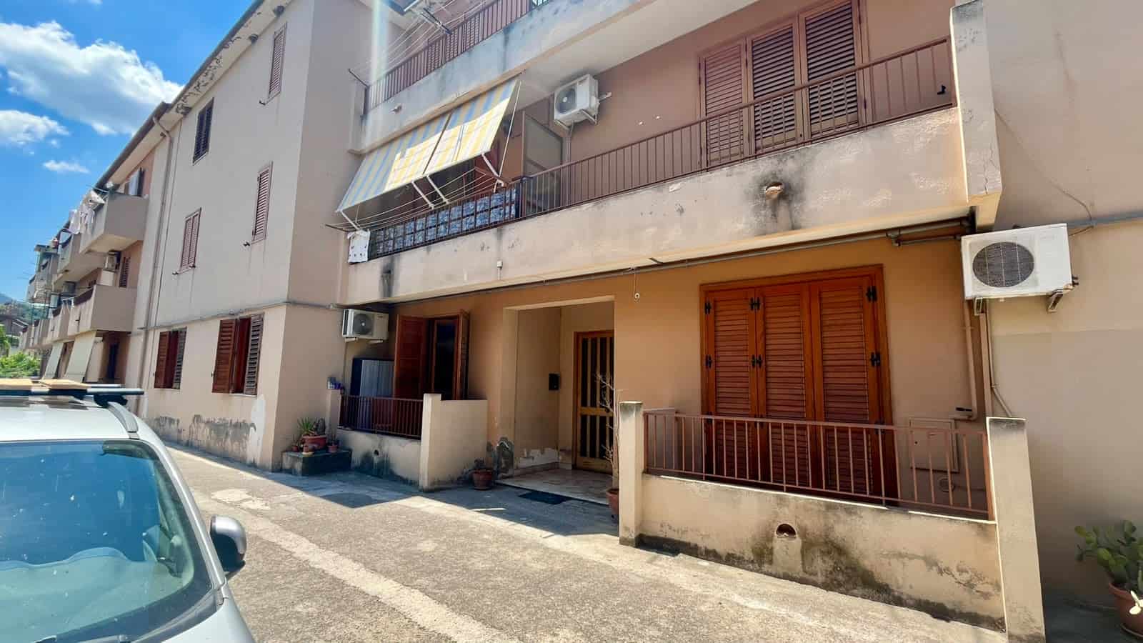 Appartamento in vendita in via Gaspare Amodeo 98, Oliveri, Me, edificio residenziale con balconi e aria condizionata.