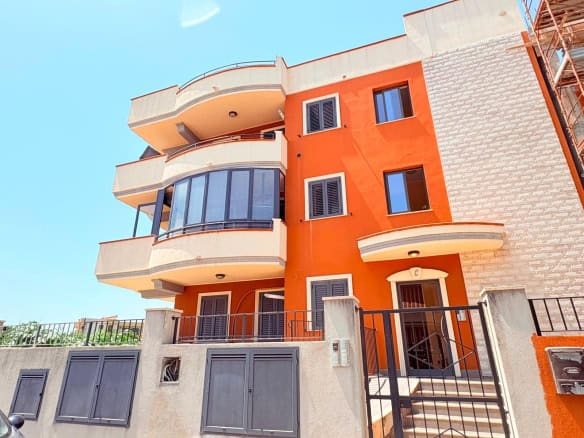 Appartamento moderno in vendita a Milazzo con balconi e grandi finestre, situato in Via San Paolino Vico I n°6.