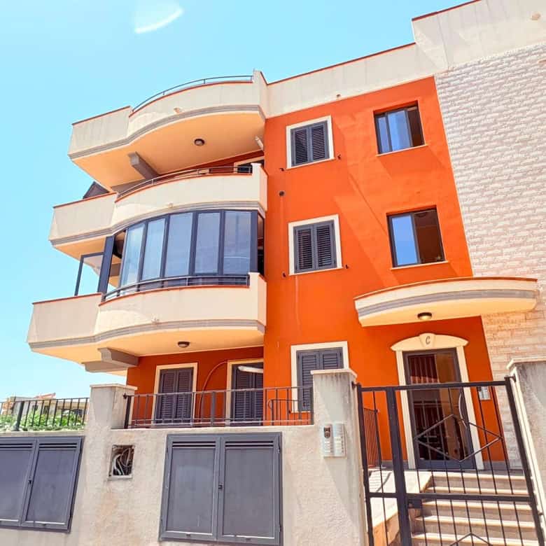 Appartamento moderno in vendita a Milazzo con balconi e grandi finestre, situato in Via San Paolino Vico I n°6.