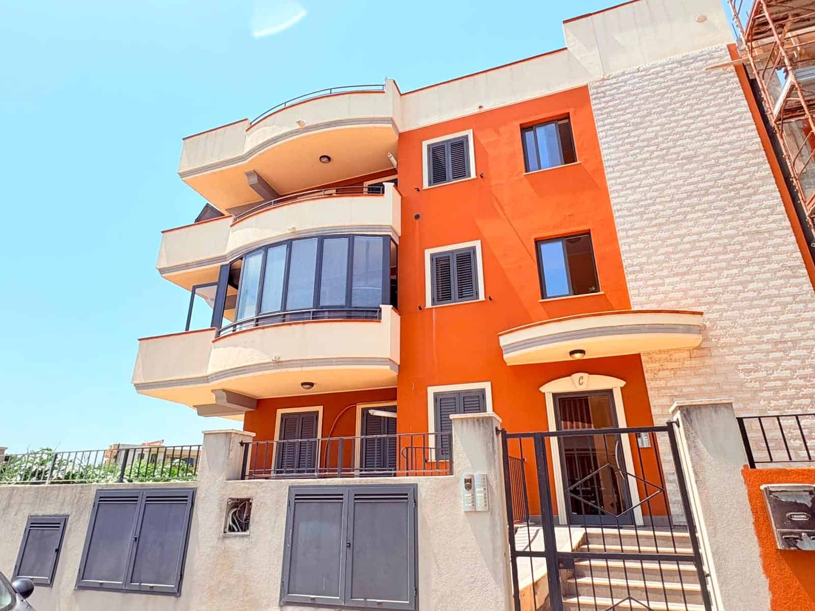 Appartamento moderno in vendita a Milazzo con balconi e grandi finestre, situato in Via San Paolino Vico I n°6.