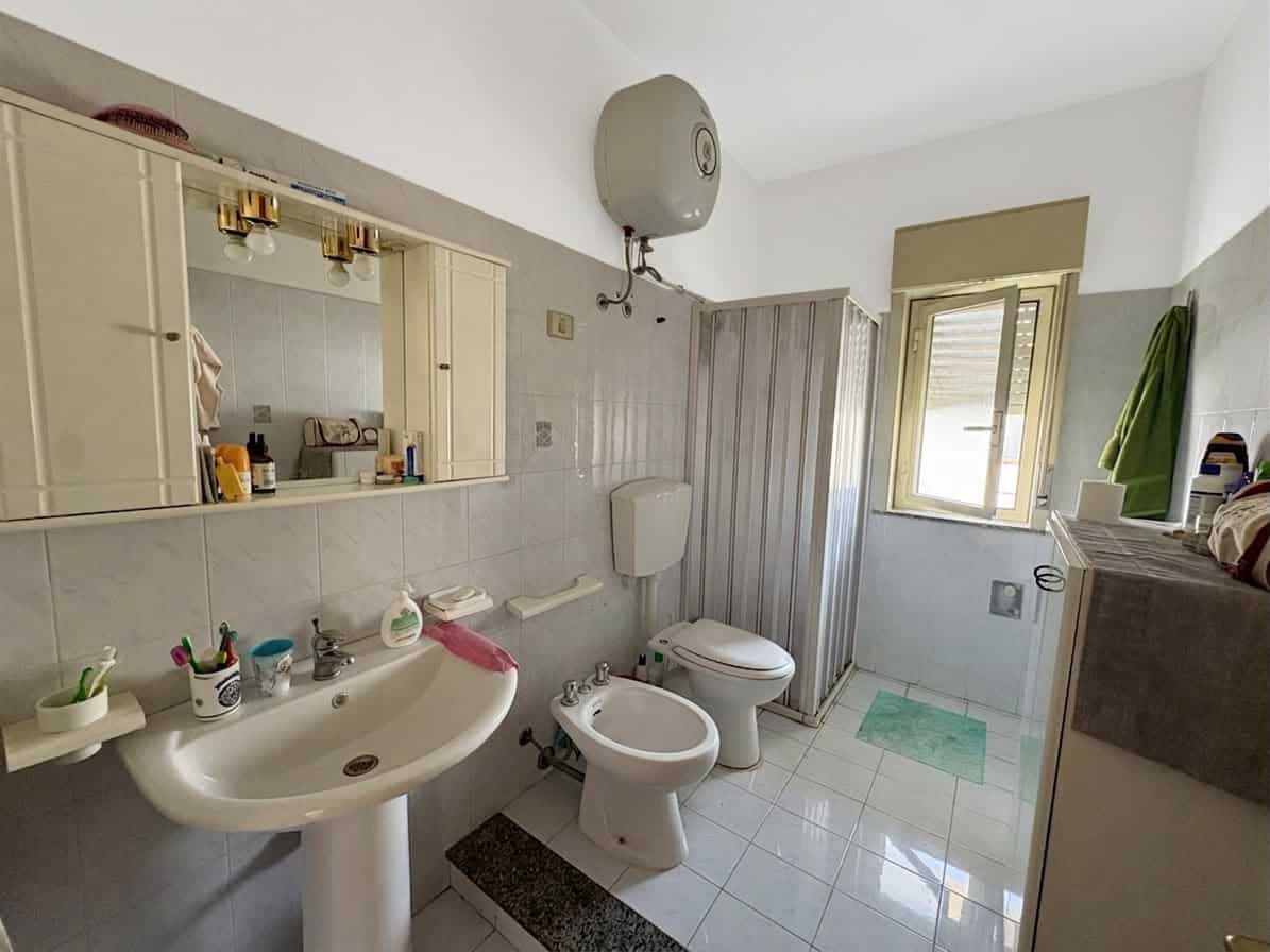 Bagno con lavabo, WC e bidet in appartamento in vendita a Tonnarella, Furnari.