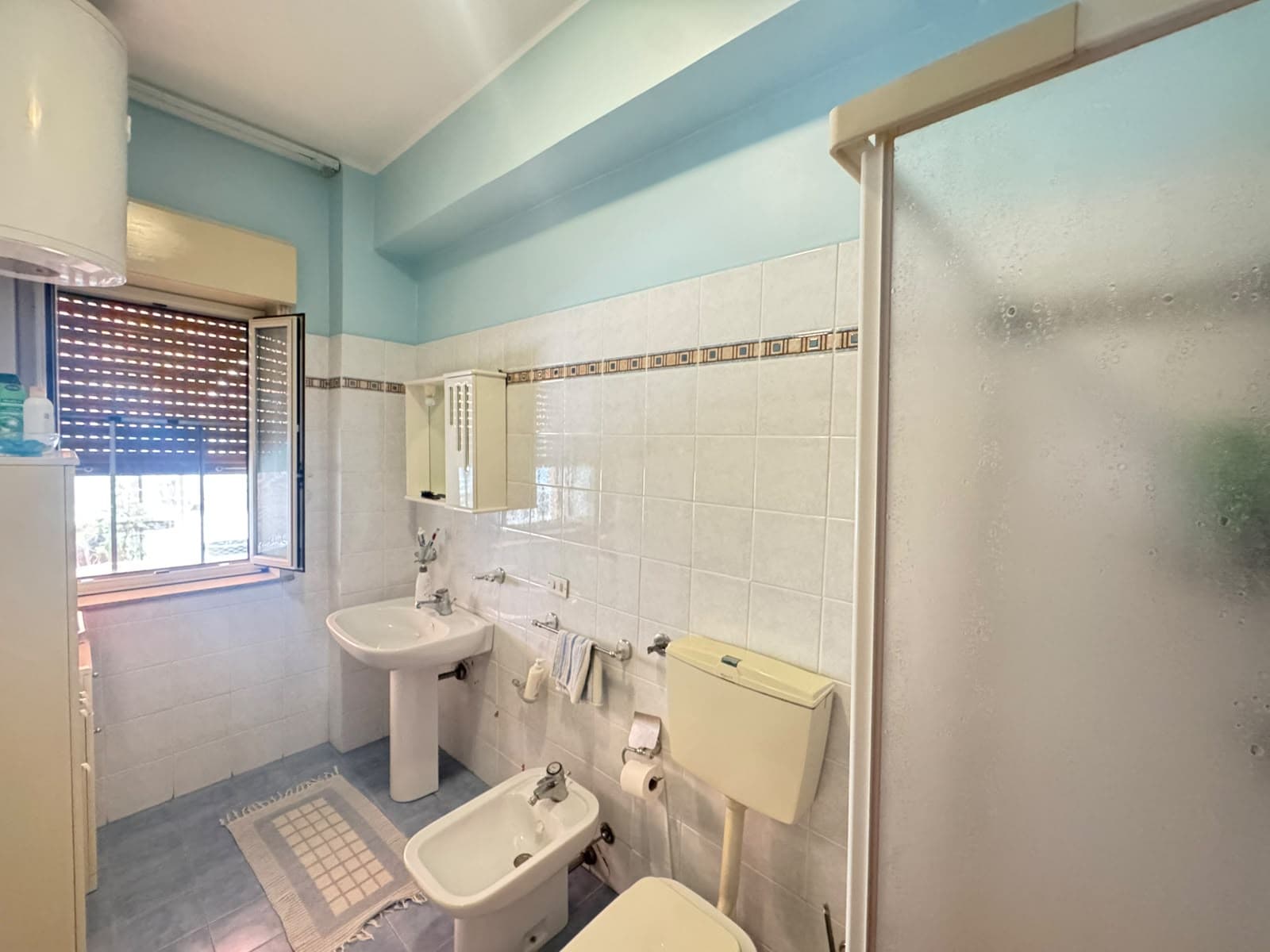 Interno bagno con lavabo, bidet e wc in appartamento in vendita a Oliveri, Me.