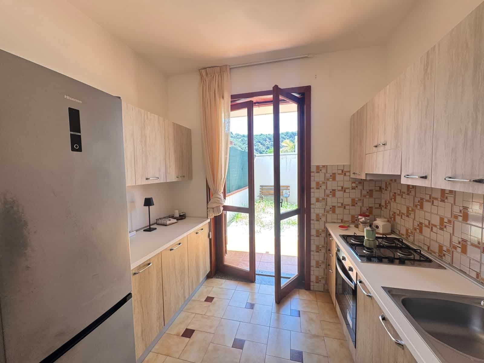 Cucina moderna in villa in vendita a Milazzo con accesso al giardino esterno.
