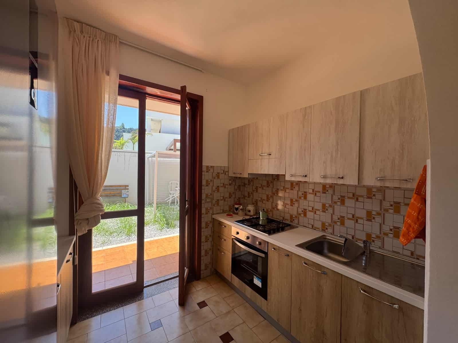 Cucina moderna in villa in vendita a Milazzo con accesso al giardino esterno.