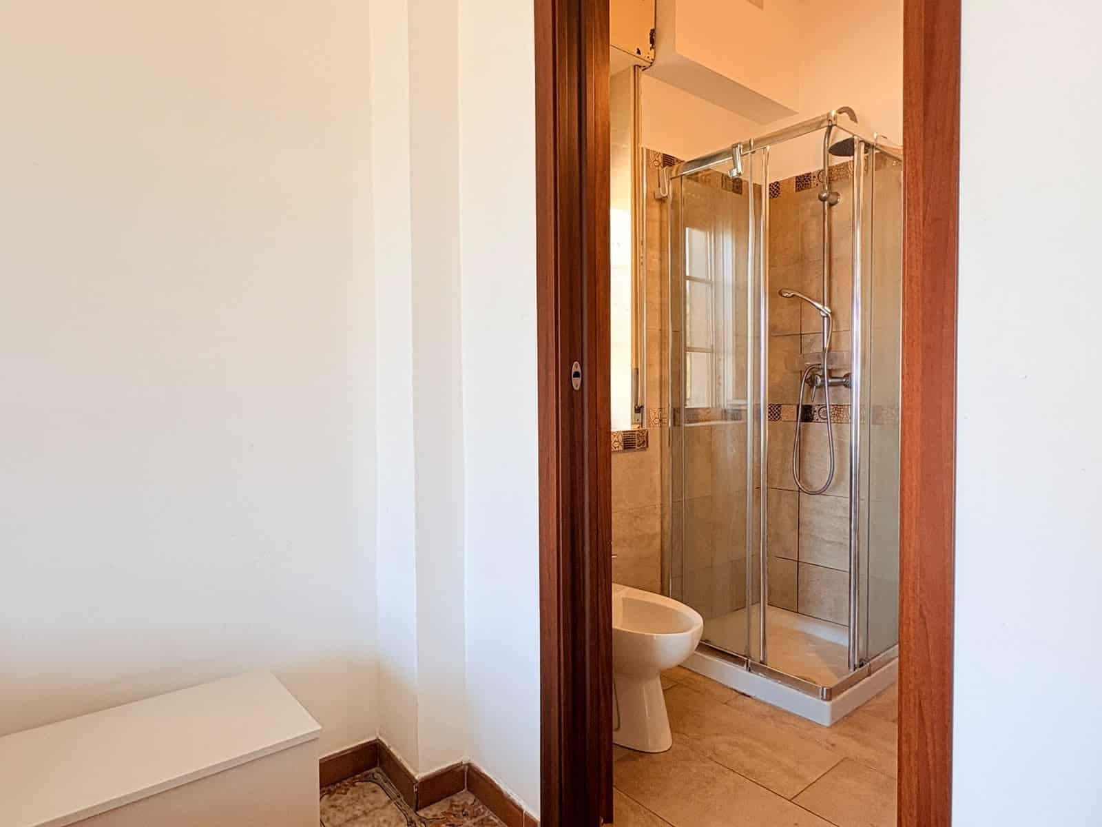 Bagno moderno con box doccia in appartamento in affitto a Milazzo, Via Galileo Galilei 7.