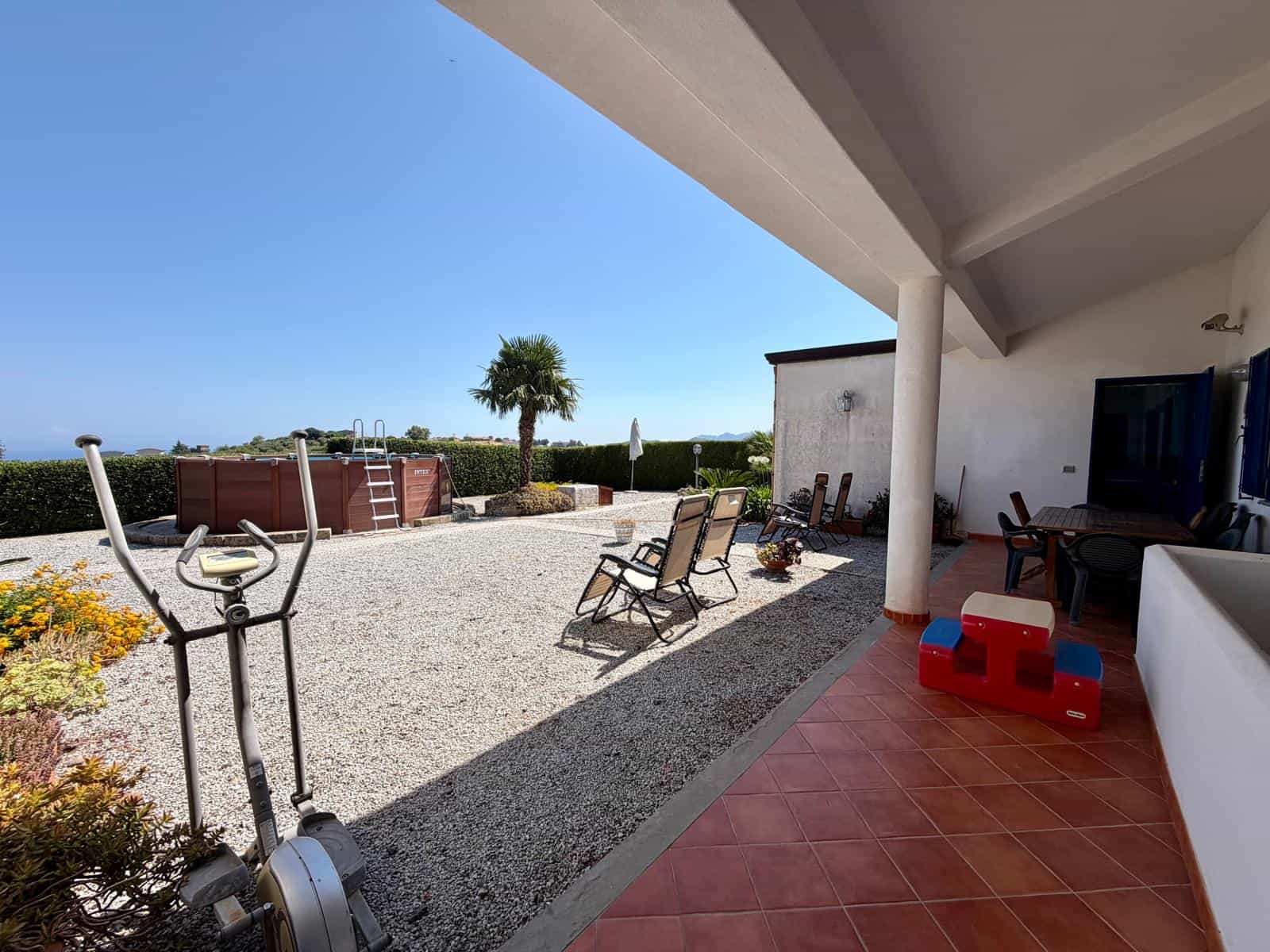 Terrazza esterna con area relax, piscina e vista panoramica, ideale per vivere all'aperto.