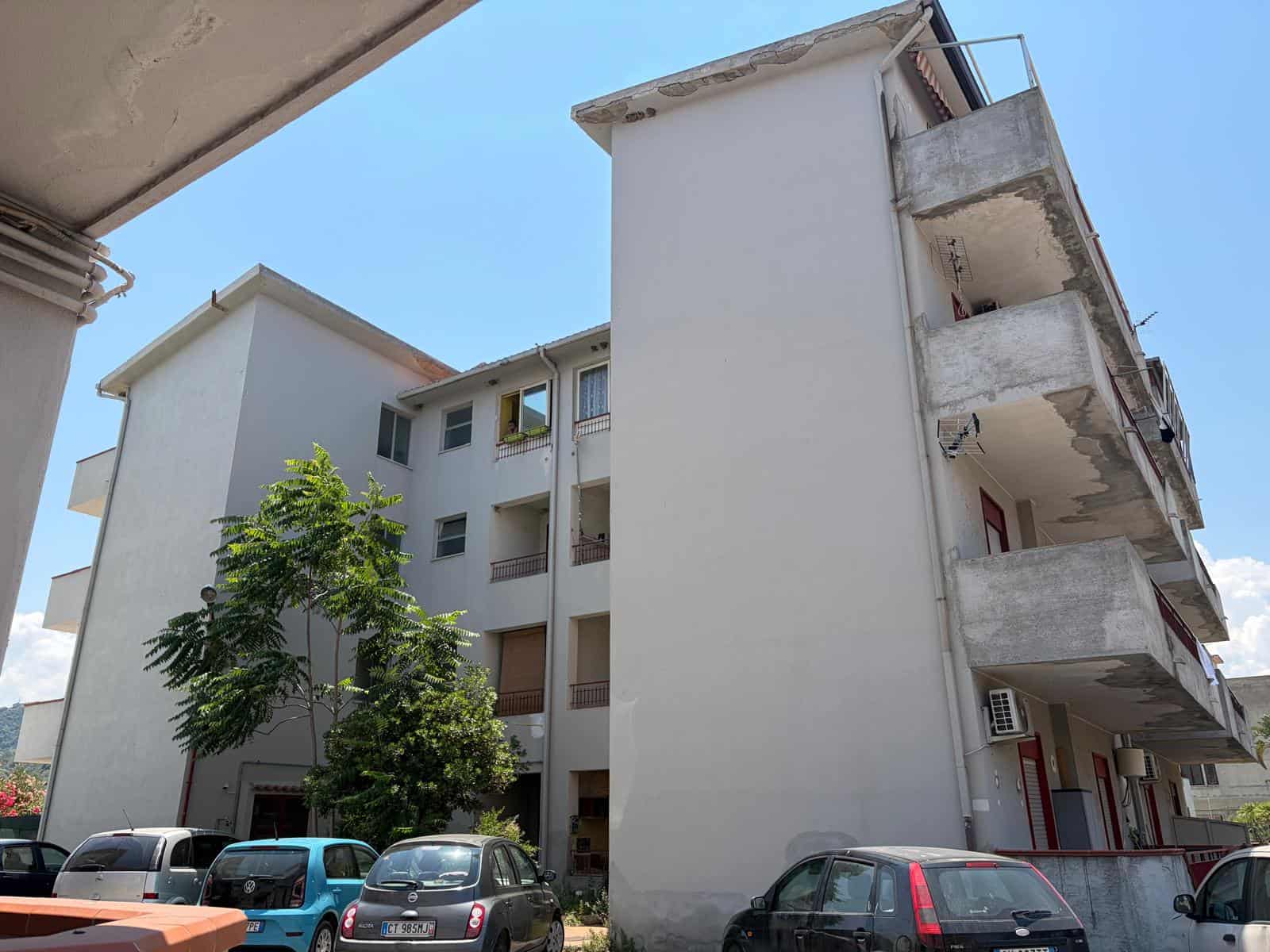Edificio residenziale in Via Nazionale 243, Falcone, Me, con balconi e parcheggio esterno.