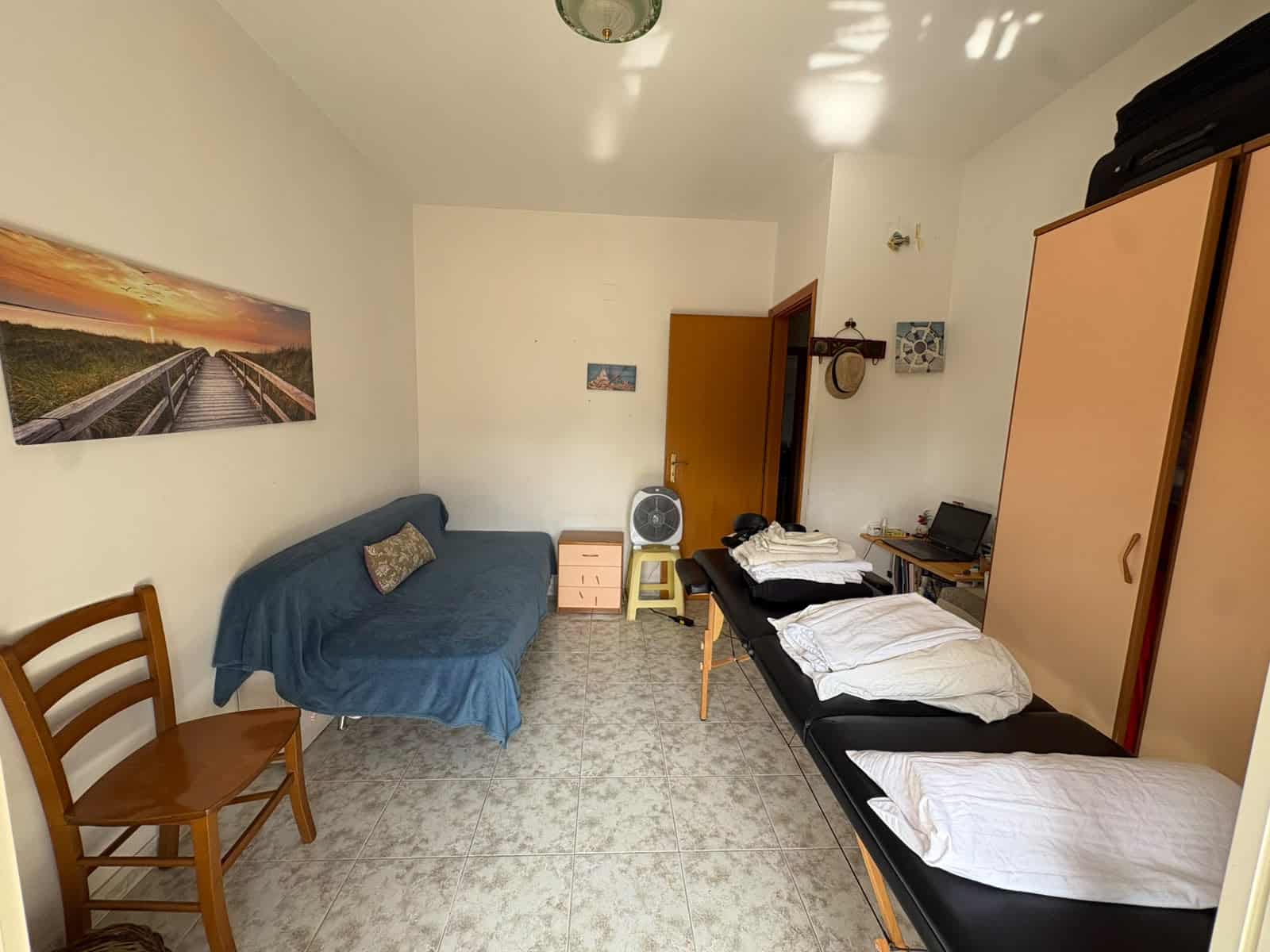 Interno di un appartamento con letti, armadio e decorazioni, vicino a via S. Maria 80, Tonnarella, Furnari, Me.
