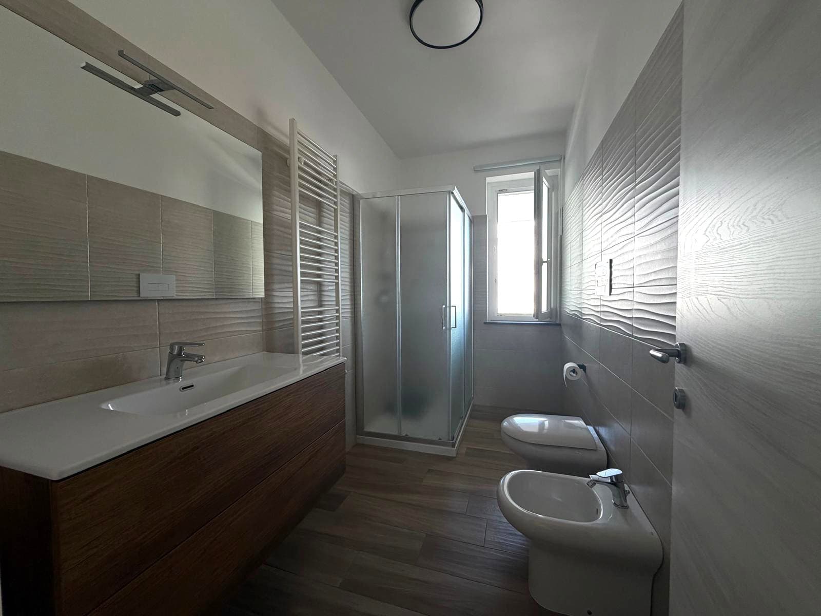 Bagno moderno con doccia, bidet e lavabo in un appartamento a Milazzo, ME.