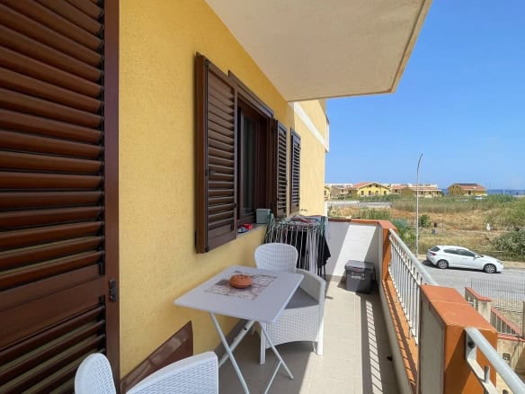Balcone di un appartamento in vendita a Spadafora con vista sul mare e sulla campagna circostante.