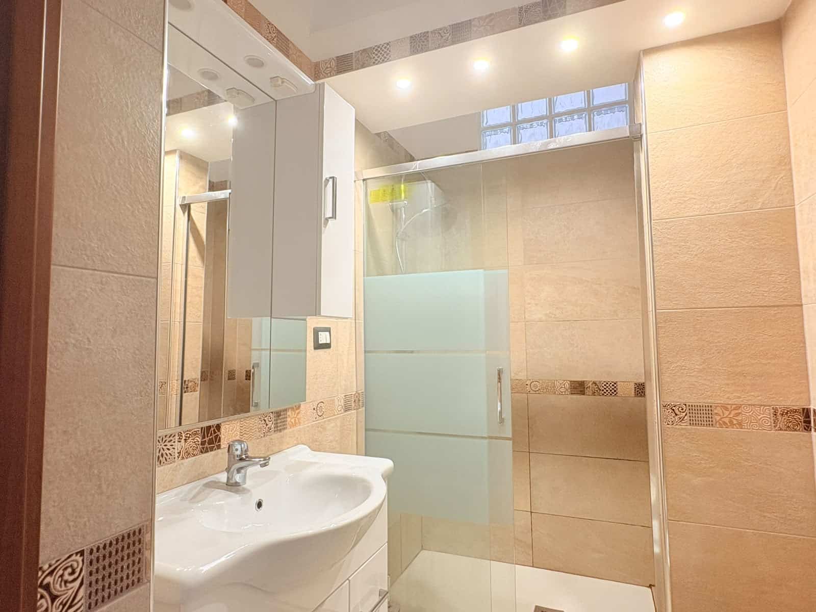 Bagno moderno con lavabo e doccia in appartamento in affitto a Milazzo, ME.