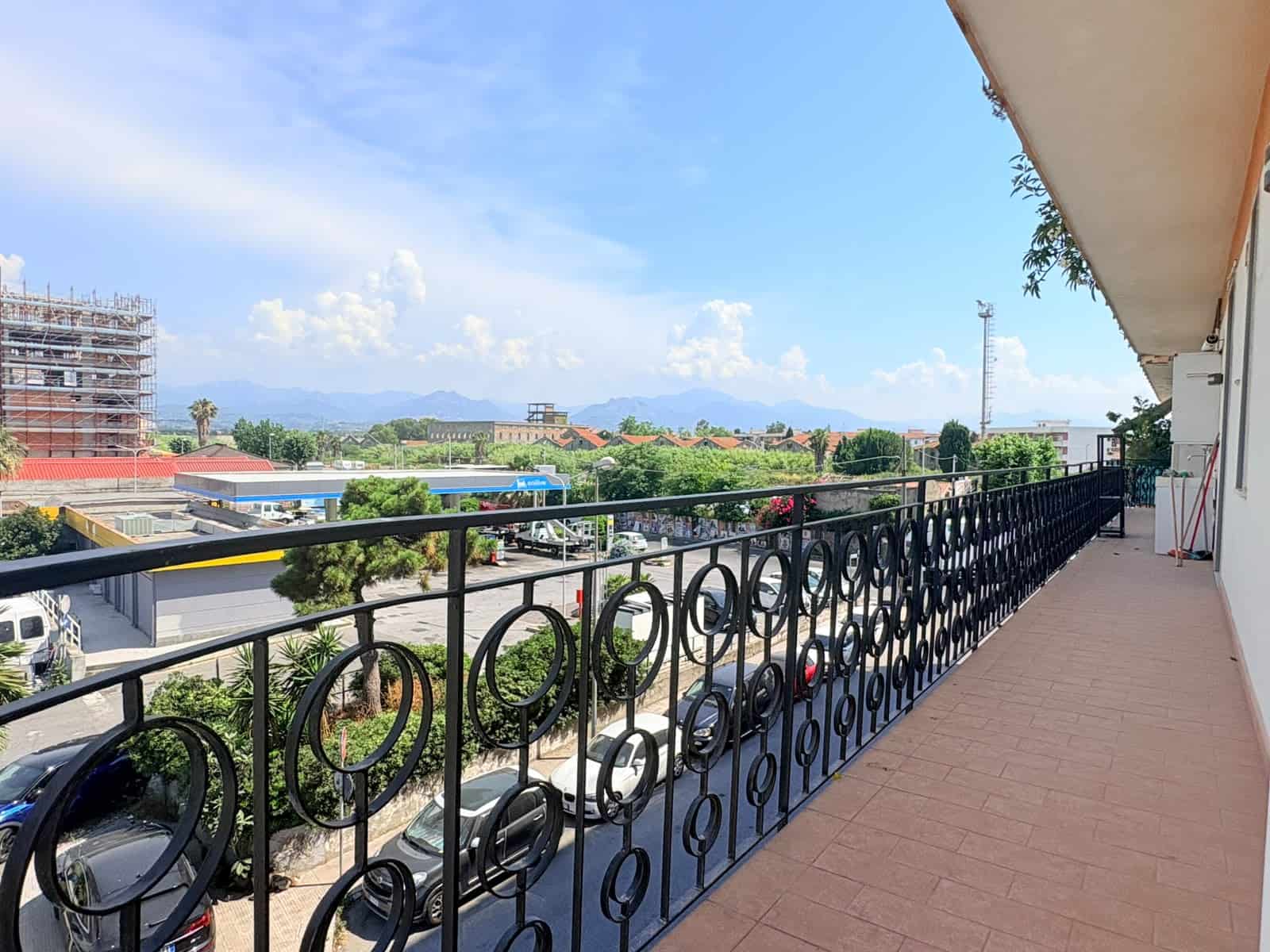 Balcone di un appartamento con vista sulla città e le montagne sullo sfondo, in zona residenziale di Milazzo.