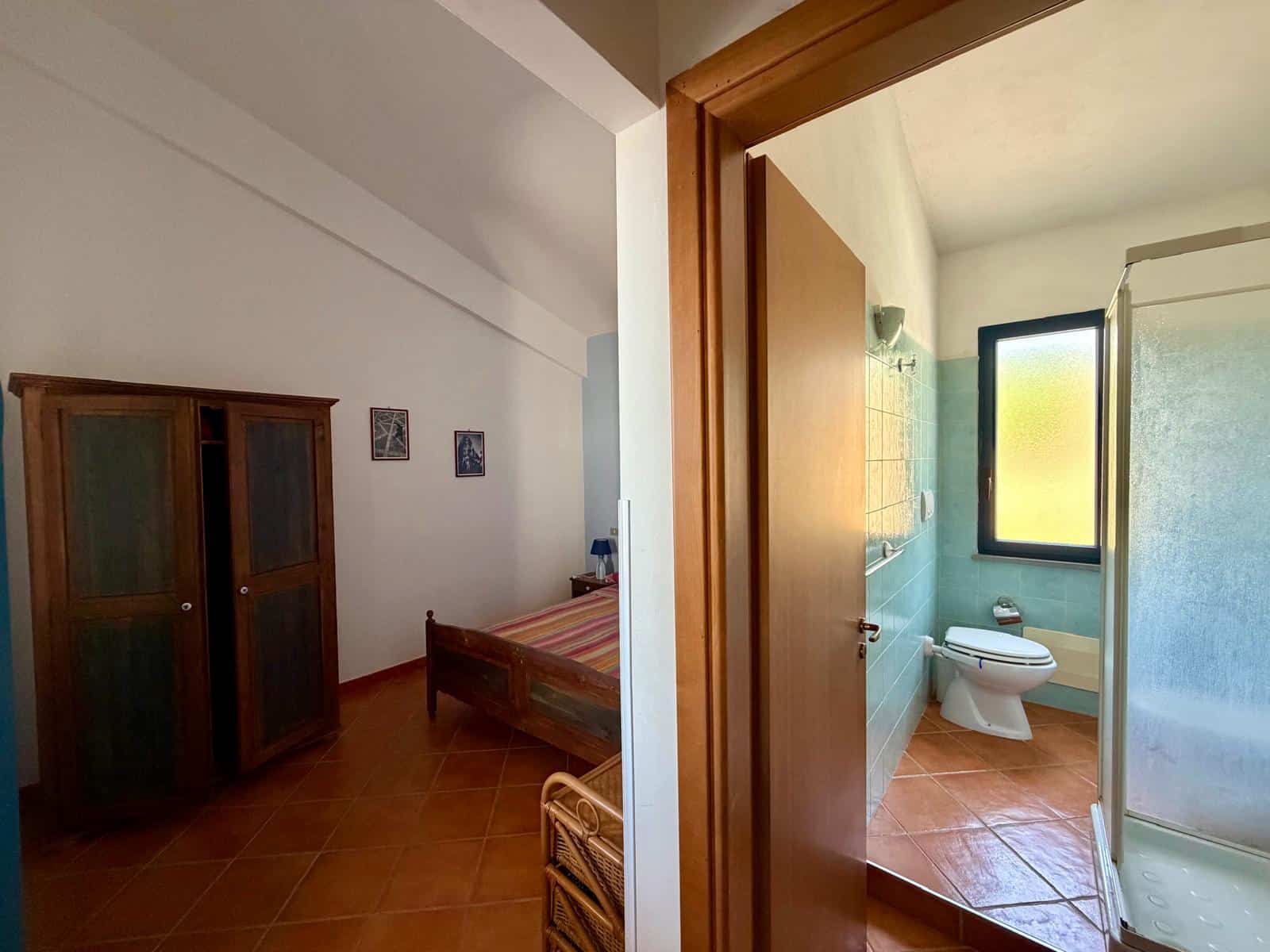 Appartamento NextCasa con camera da letto e bagno, ideale per affitti turistici o residenziali in Italia.