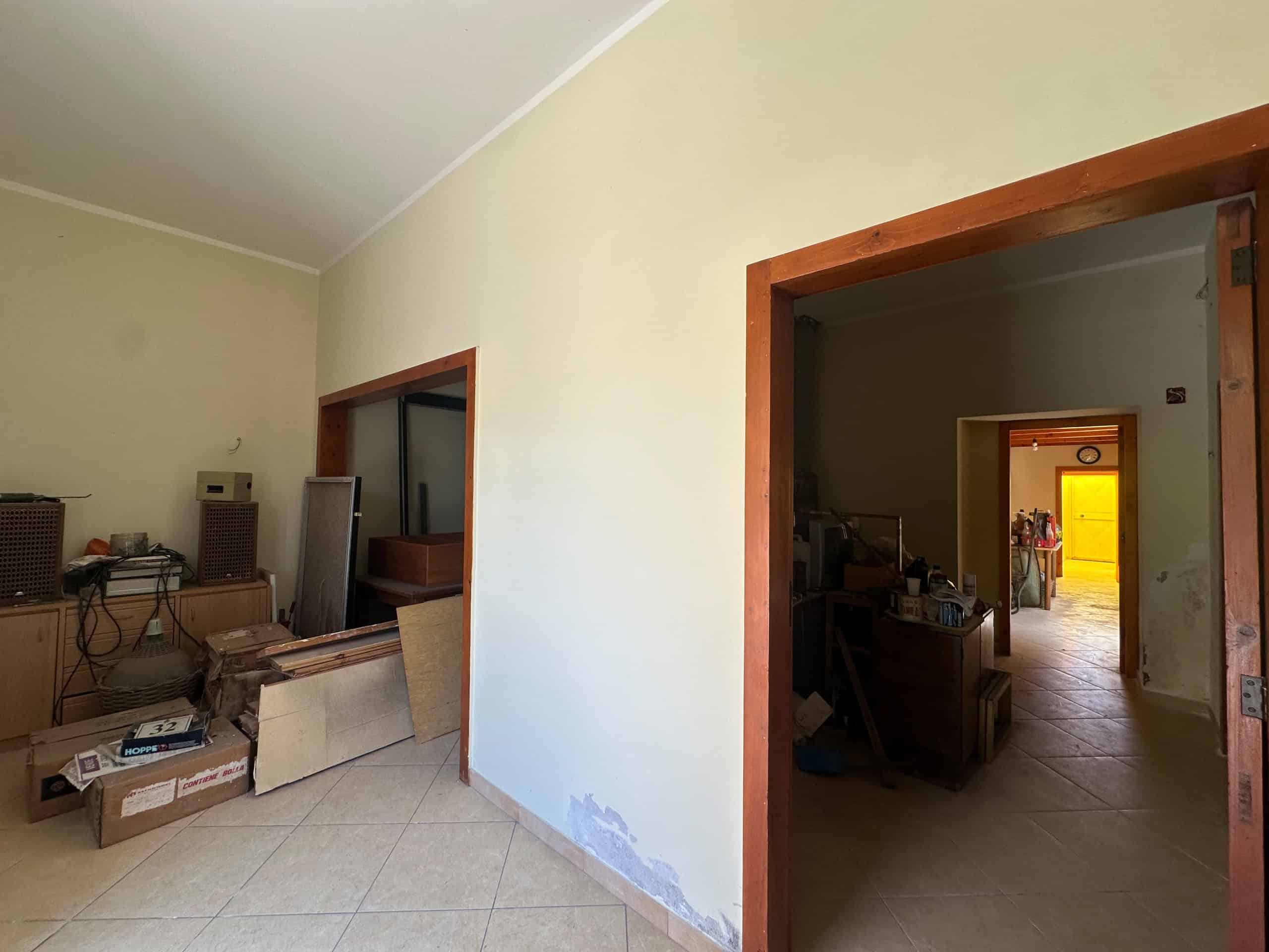 Interno di una casa indipendente in vendita a Milazzo, con pareti chiare e ingresso a più stanze.