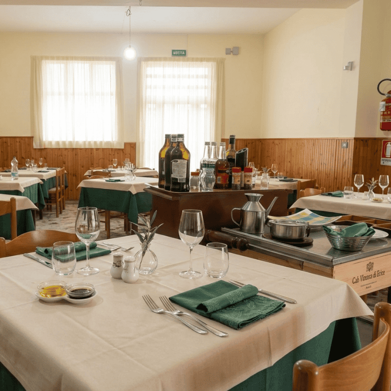 Interno di un ristorante con tavoli pronti per i clienti, decorazioni eleganti e ambiente accogliente, ideale per attività di ristorazione in vendita a Pace del Mela.