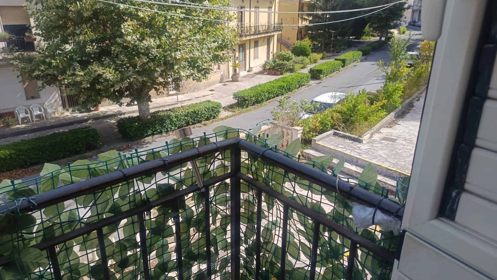 Balcone di un appartamento con vista su strada e aree verdi a Rometta, ME.