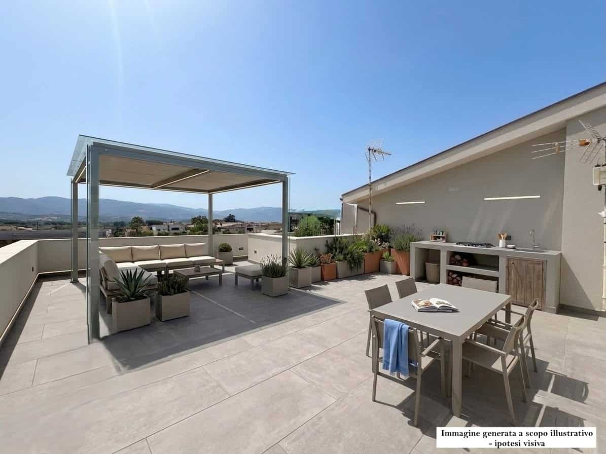 Terrazza panoramica con area relax e zona pranzo nell'appartamento in vendita a Tonnarella, Furnari.