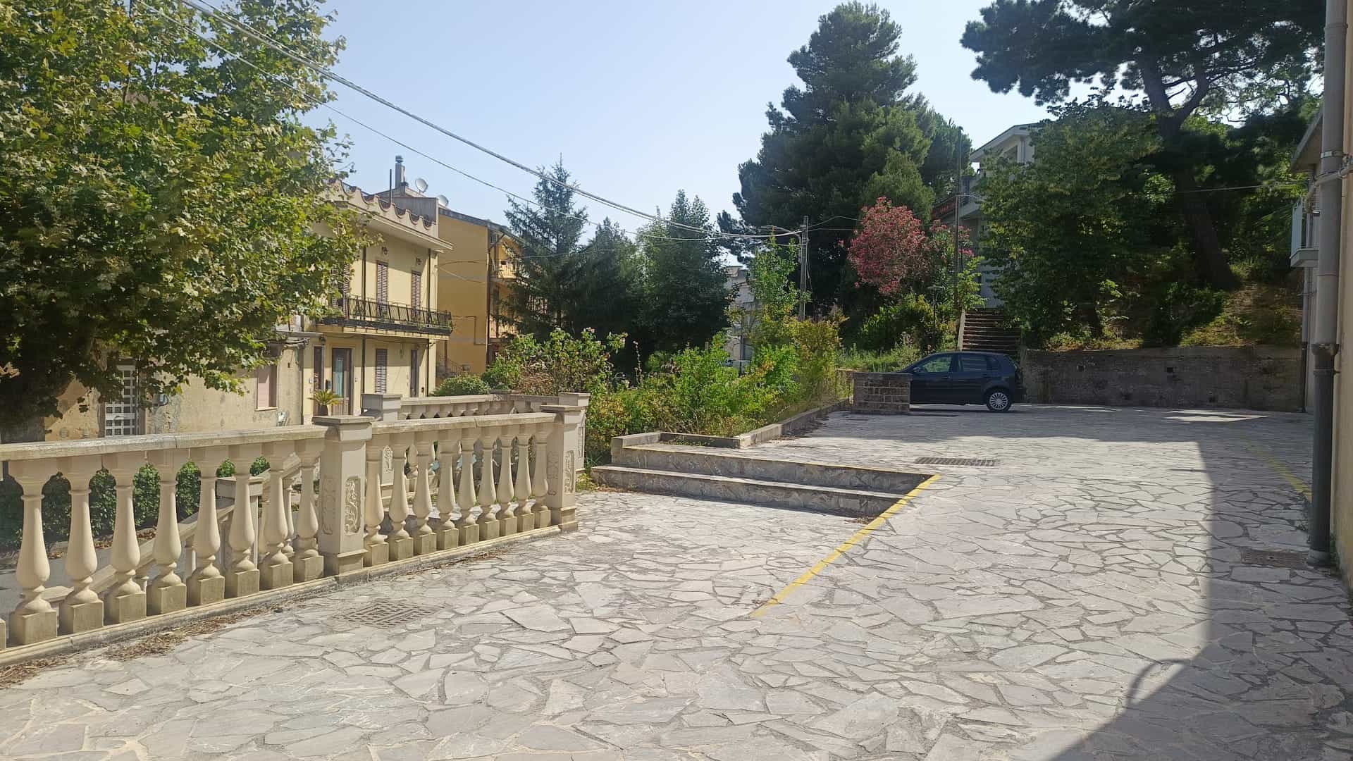 Spazio esterno di un appartamento con parcheggio e area verde, in zona tranquilla a Rometta, ME.
