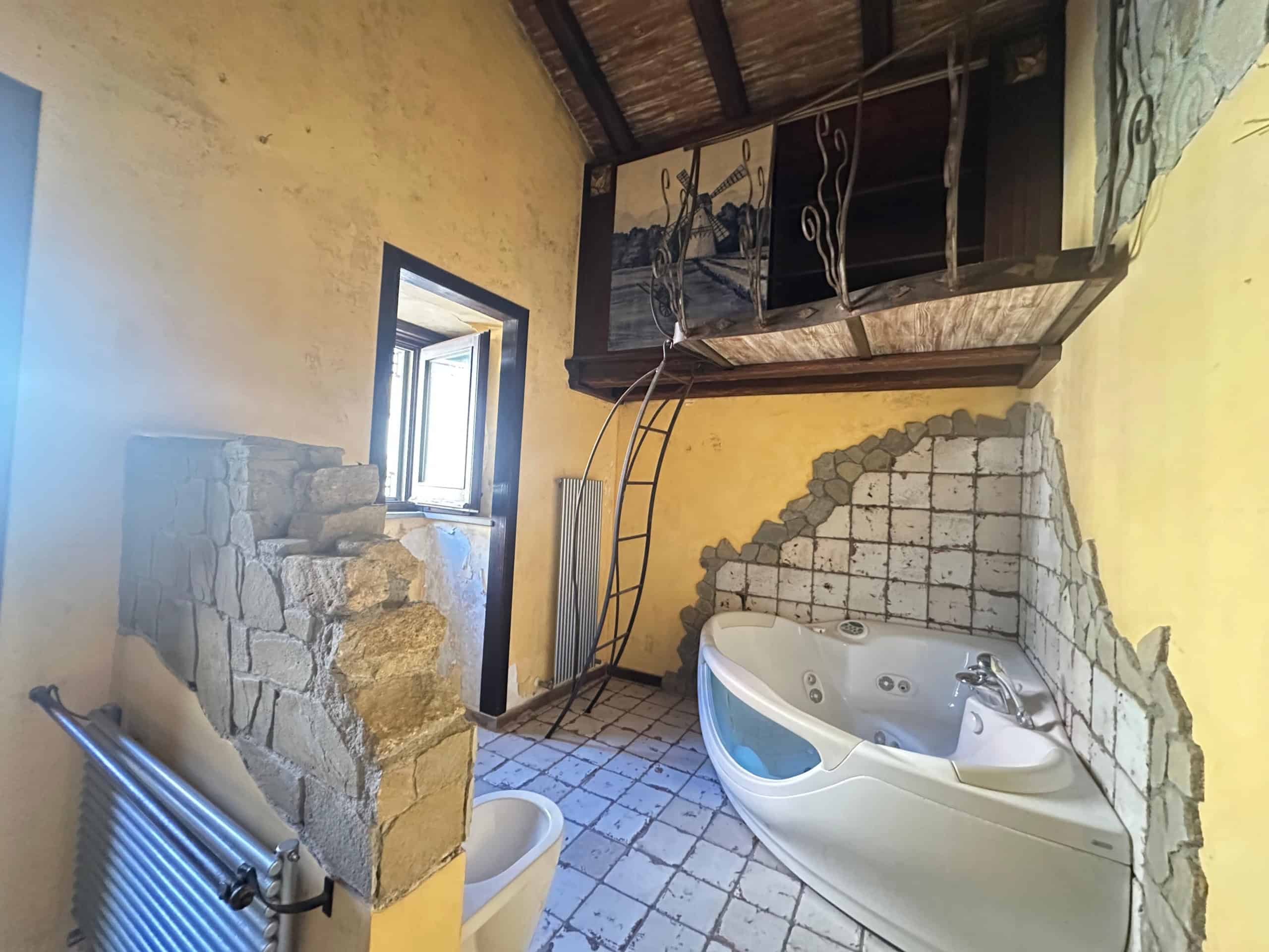 Interno di una villa in vendita a Milazzo con bagno e zona soppalcata, ristrutturata.