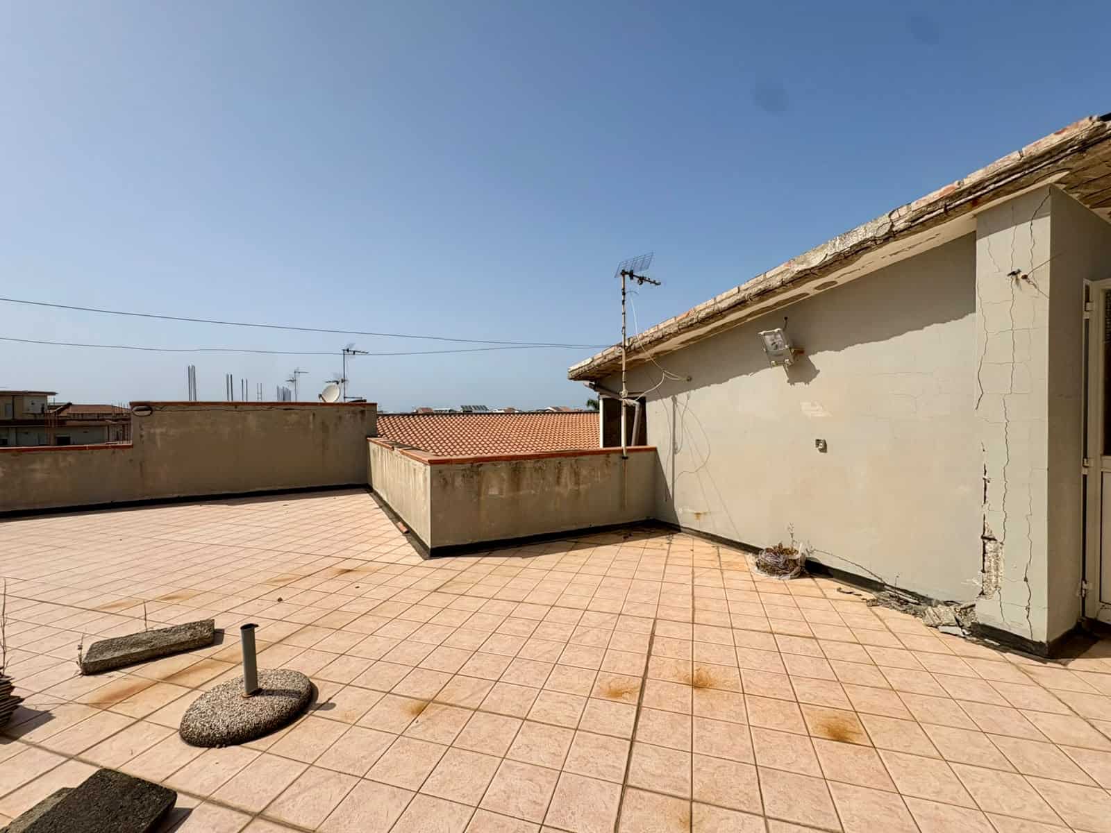 Terrazzo panoramico con vista sulla città e cielo sereno, ideale per relax e socializzare.