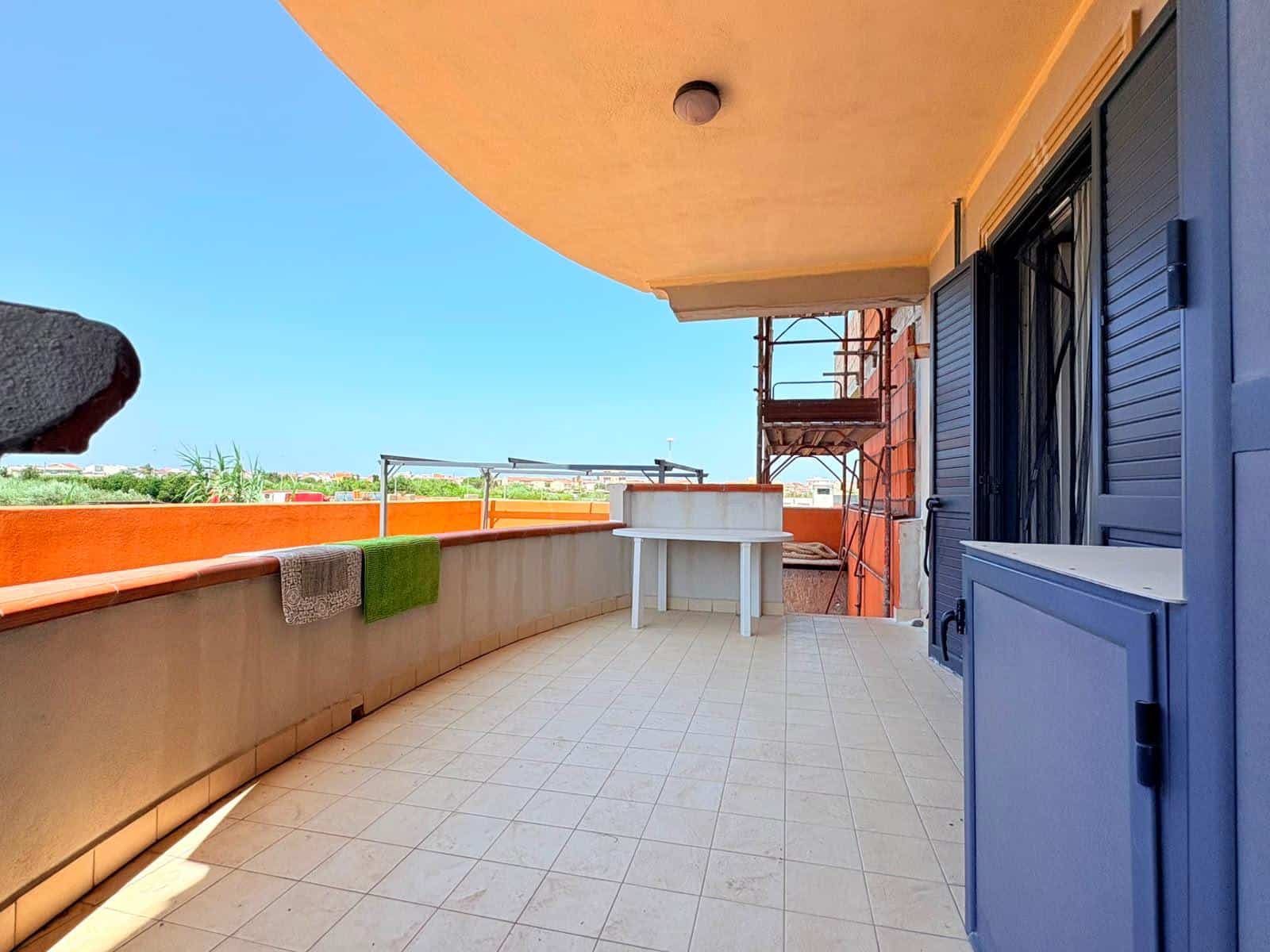Balcone spazioso con vista panoramica in Via San Paolino, Milazzo, ideale per relax e momenti all'aperto.