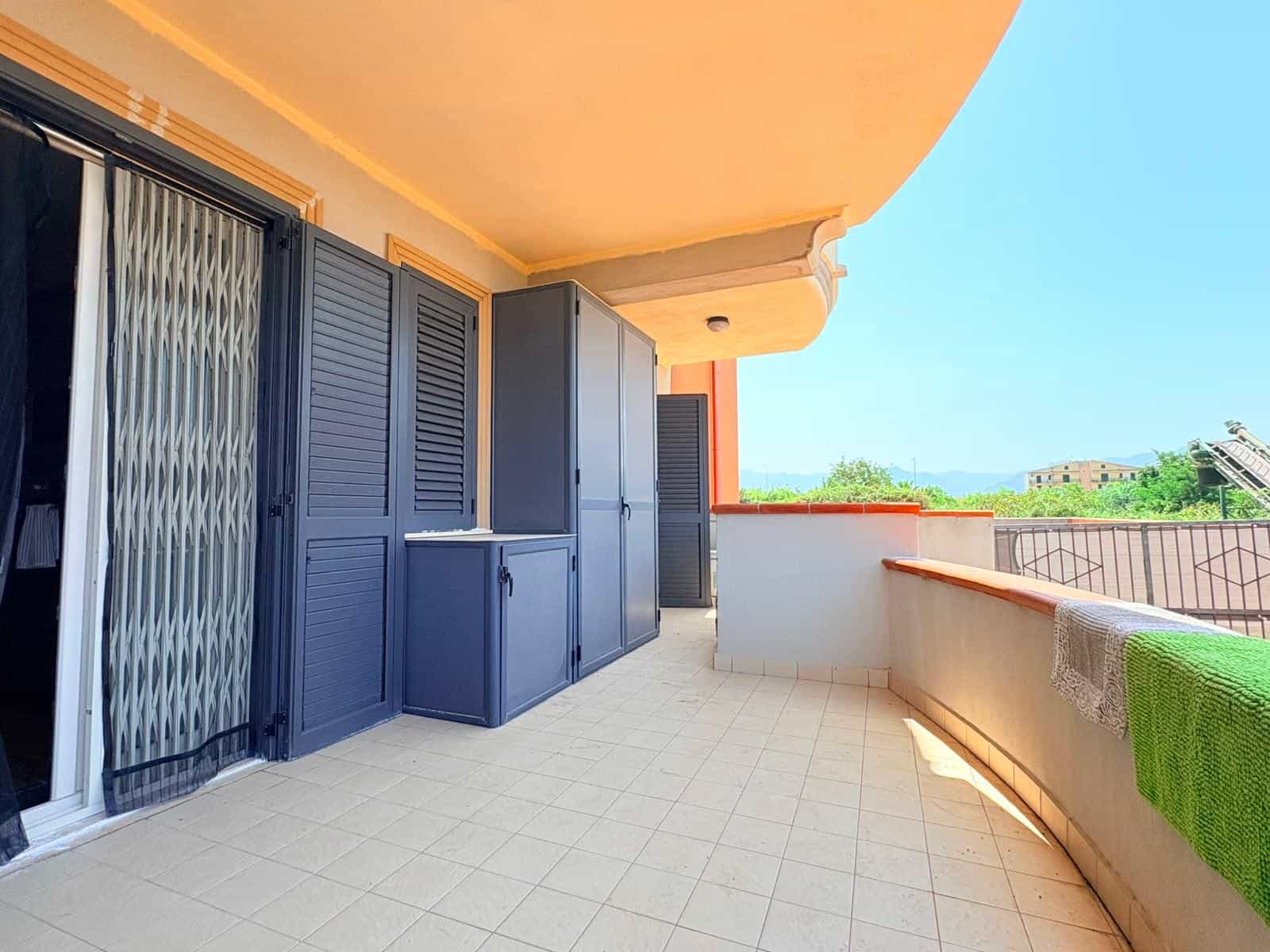Balcone ampio con vista panoramica, armadi e spazio per relax in appartamento in vendita a Milazzo, ME.