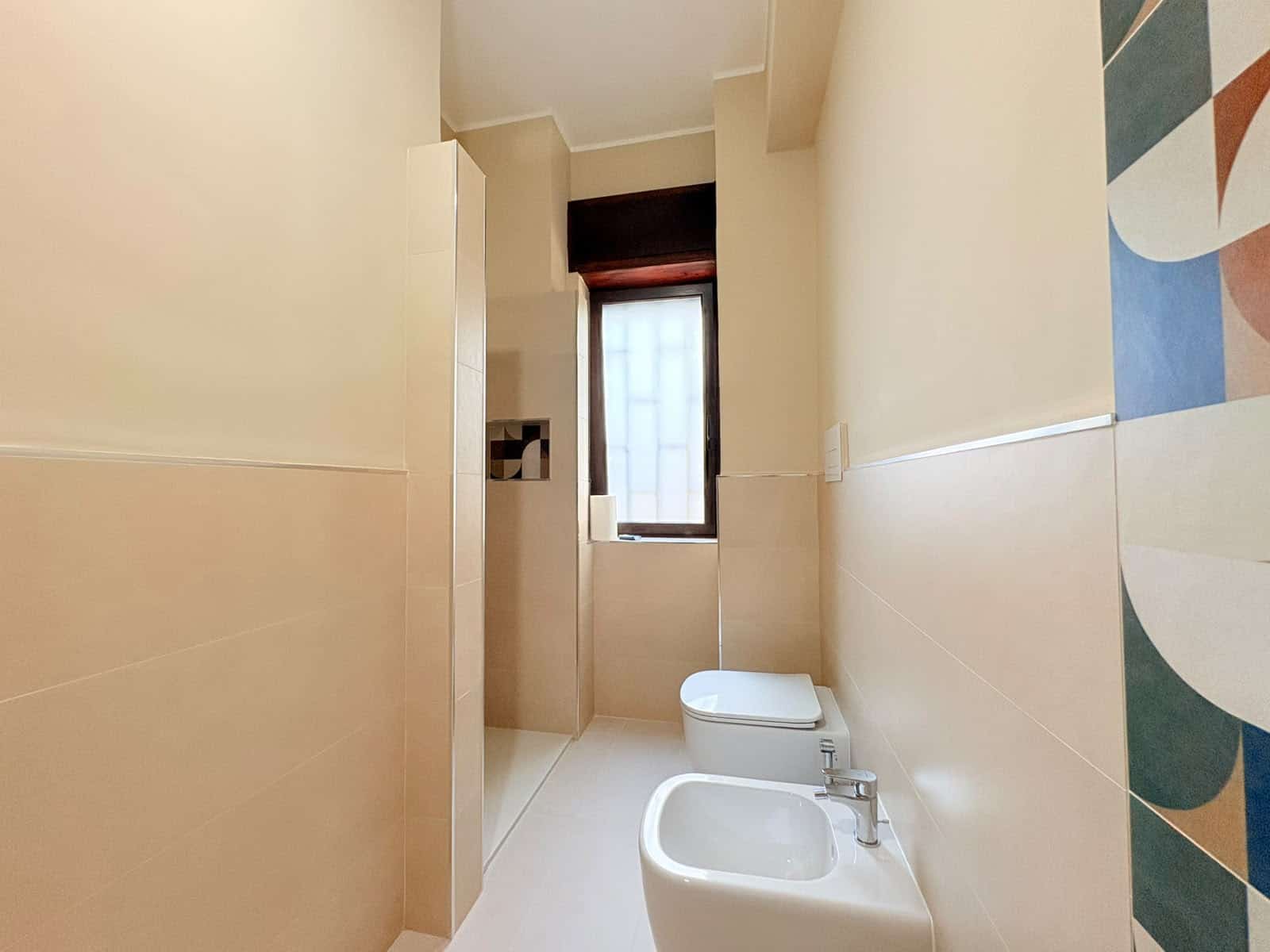 Bagno di un appartamento in vendita a Milazzo, con sanitari moderni e finestra naturale.