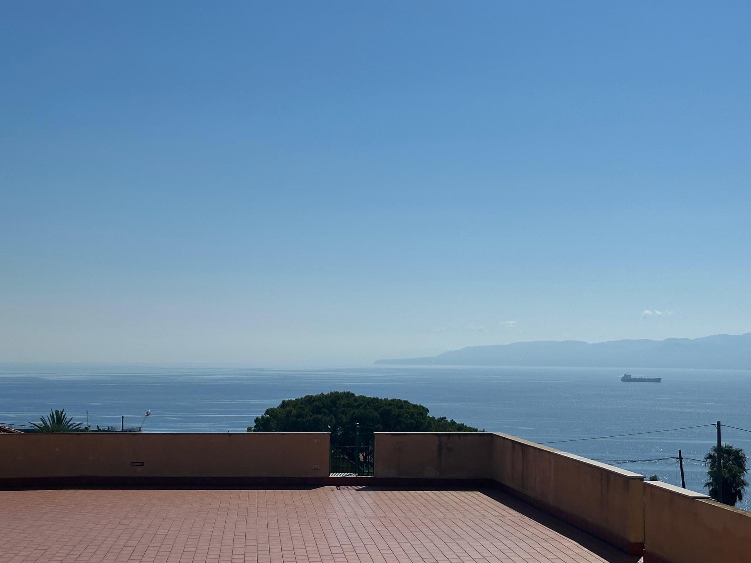 Vista panoramica sul mare da una terrazza di una villa a Milazzo, Sicilia.
