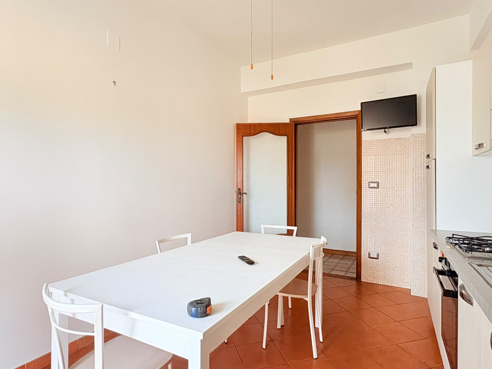 Appartamento in affitto a Milazzo con cucina moderna e zona pranzo luminosa.