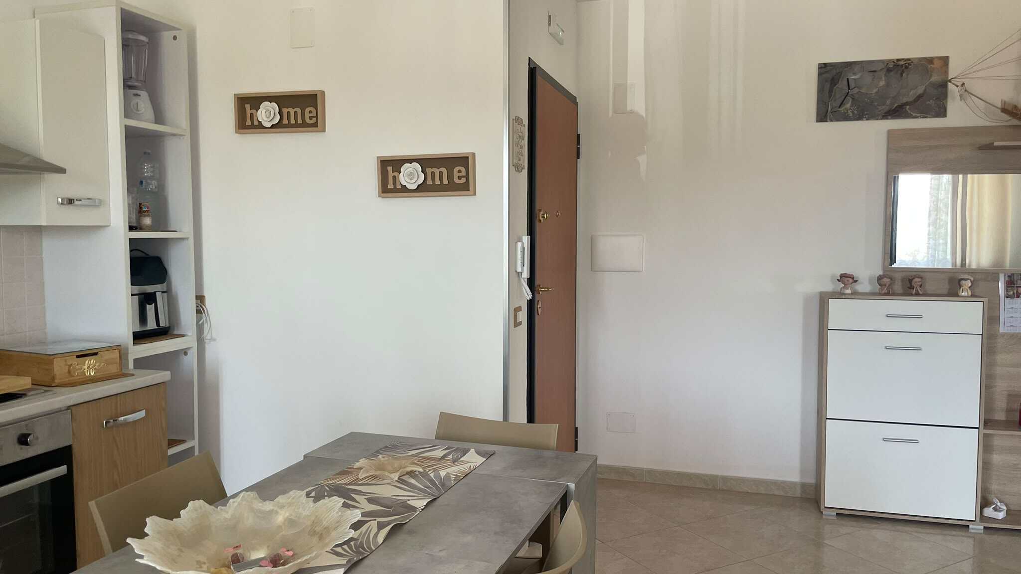 Interno di un appartamento in vendita a Spadafora, con cucina moderna e decorazioni accoglienti.