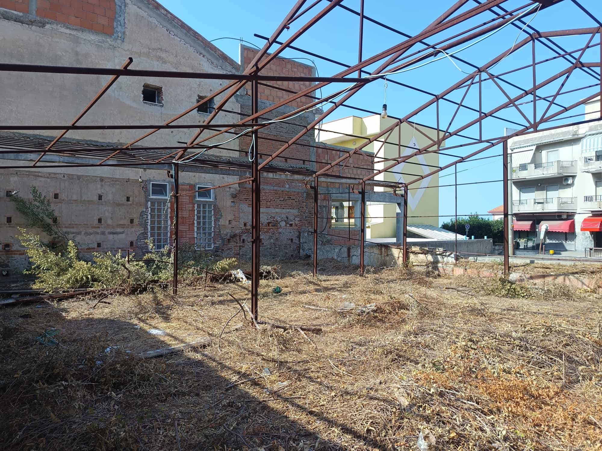 Struttura metallica di un terreno agricolo in vendita a Villafranca Tirrena, ME.