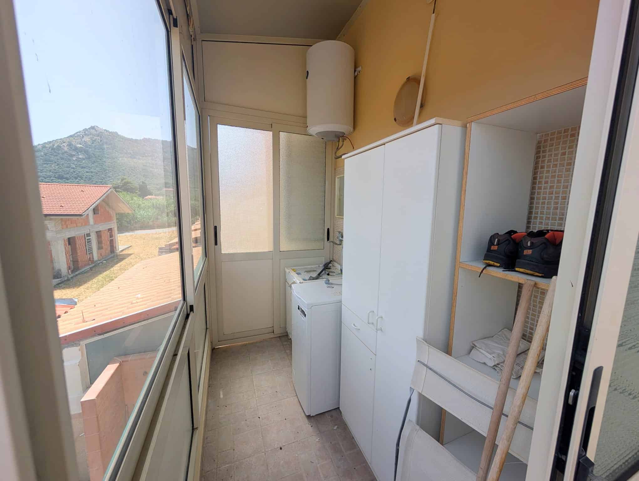 Balcone di una villetta a schiera con vista sulle montagne e arredamento funzionale.