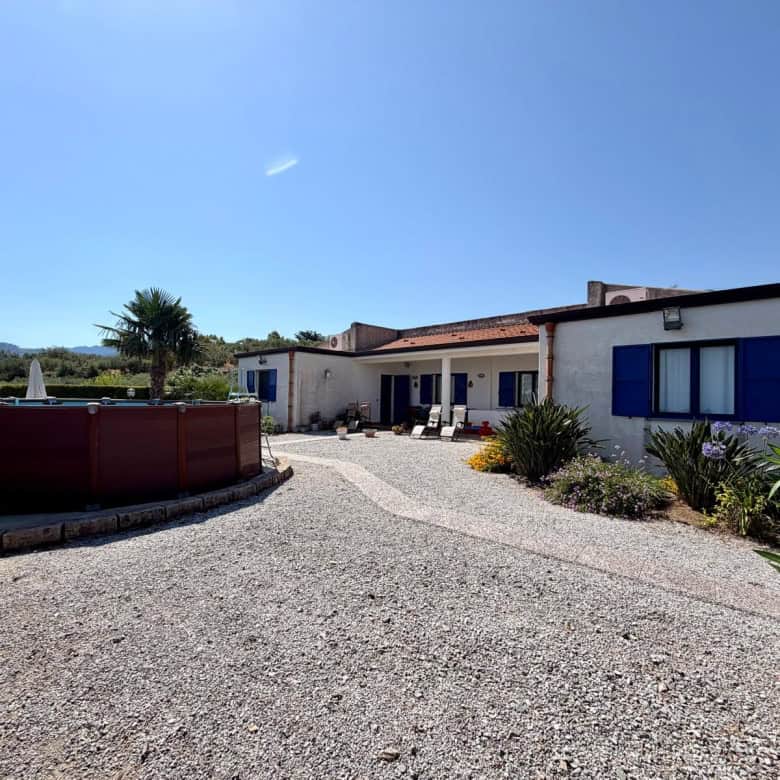 Casa di campagna con piscina all'aperto e giardino ben curato, ideale per vacanze rilassanti in Italia.