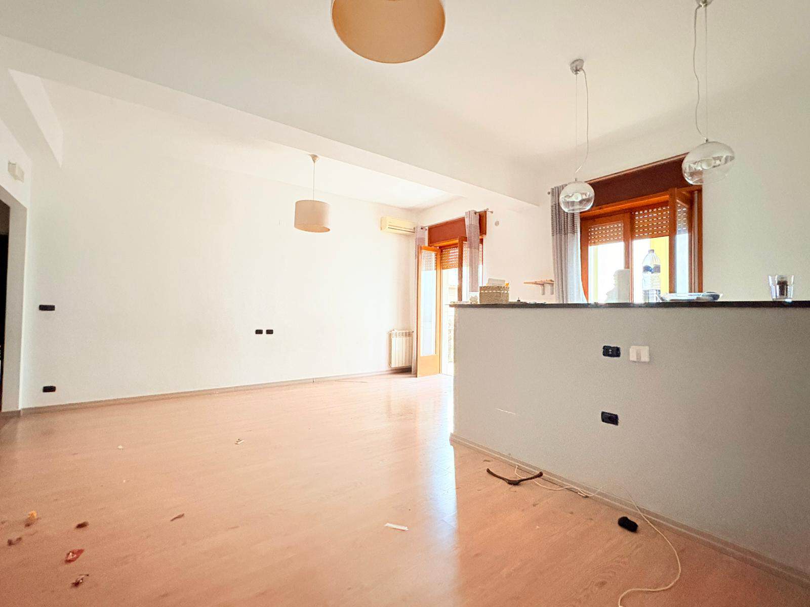 Ampio appartamento in affitto a Milazzo con soggiorno luminoso e cucina a vista, vicino a Via Maio Mariano 65.