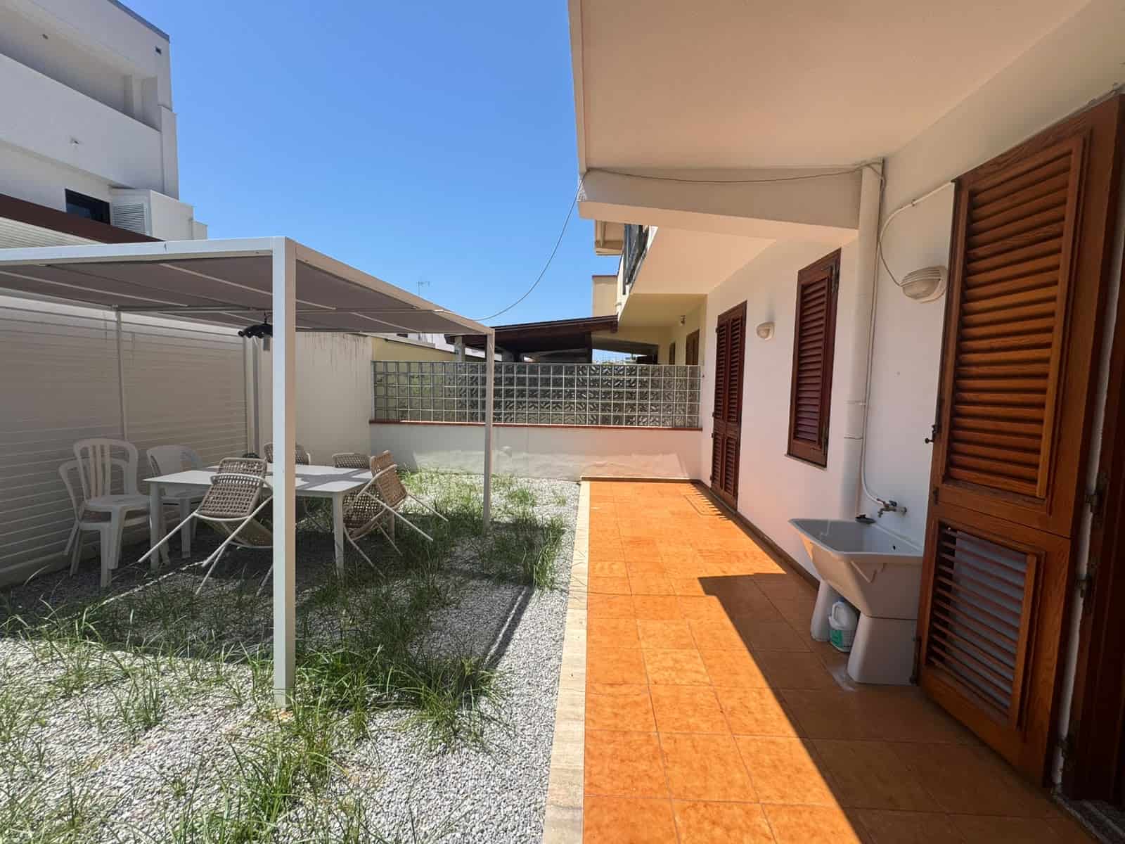 Balcone di una villa in vendita a Milazzo con area esterna e arredi da giardino.