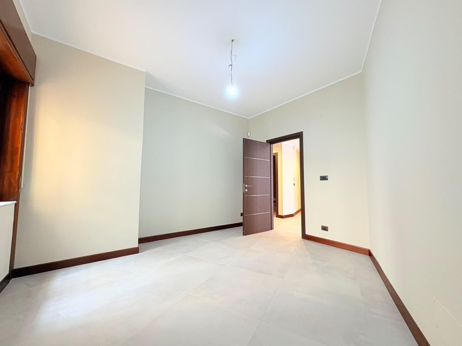 Stanza vuota in appartamento in vendita a Milazzo, con pareti chiare e pavimento in ceramica.