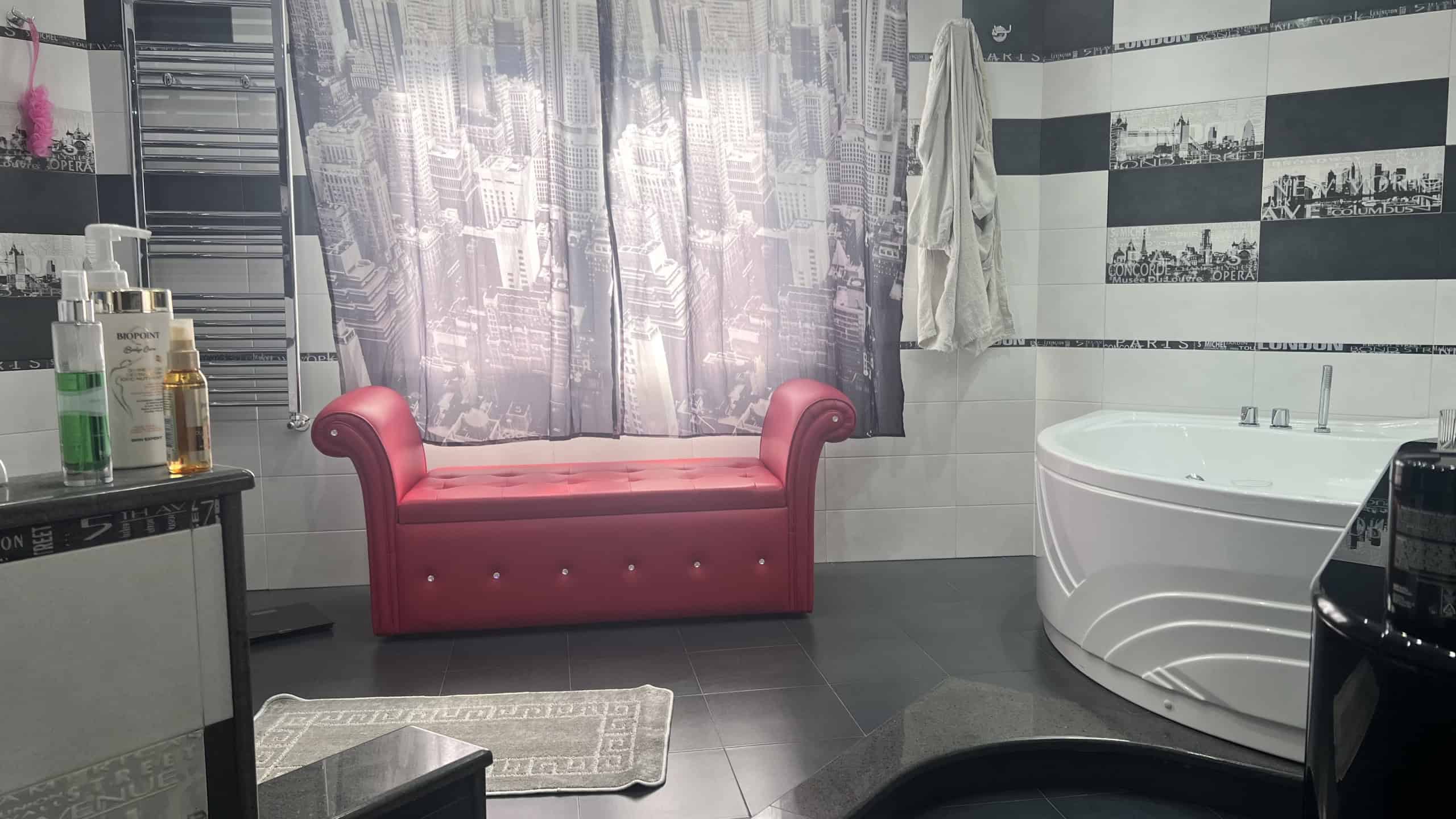 Bagno spazioso con vasca angolare, mobili eleganti e decorazioni moderne in un appartamento in vendita a Messina.