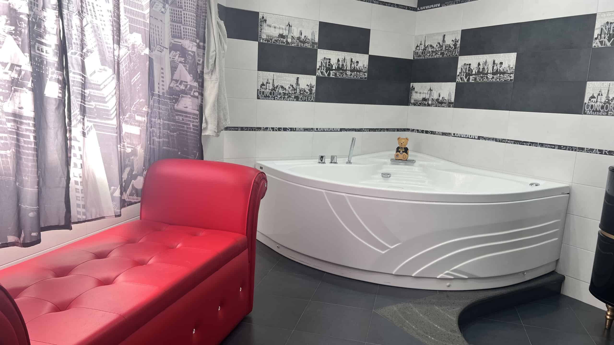 Bagno con vasca idromassaggio e arredi eleganti in appartamento a Messina, zona Via Adolfo Celi 50.