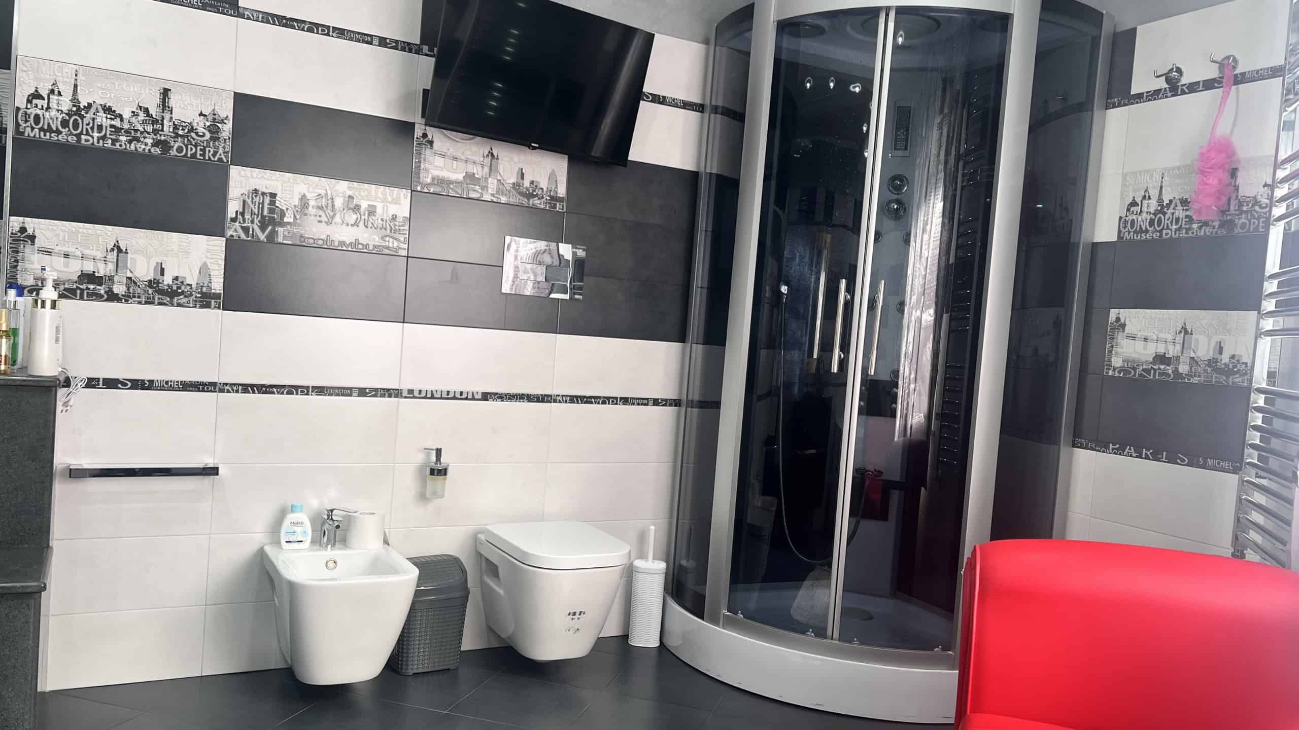Bagno elegante con doccia a cabina, bidet e WC in appartamento in vendita a Messina, in Via Adolfo Celi 50.