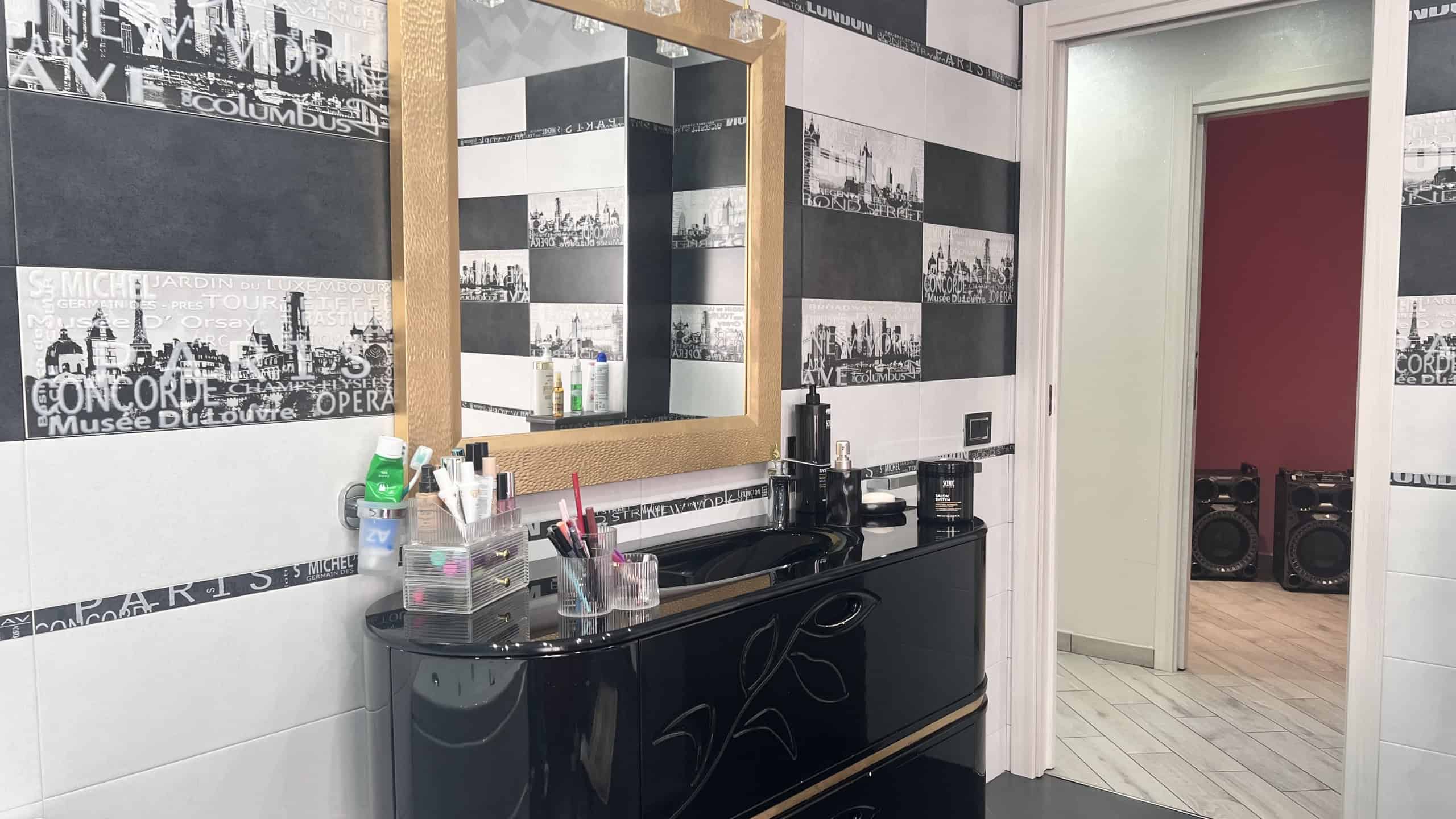 Interno di una cucina moderna con mobili neri e dettagli decorativi eleganti, ideale per appartamenti in vendita a Messina.