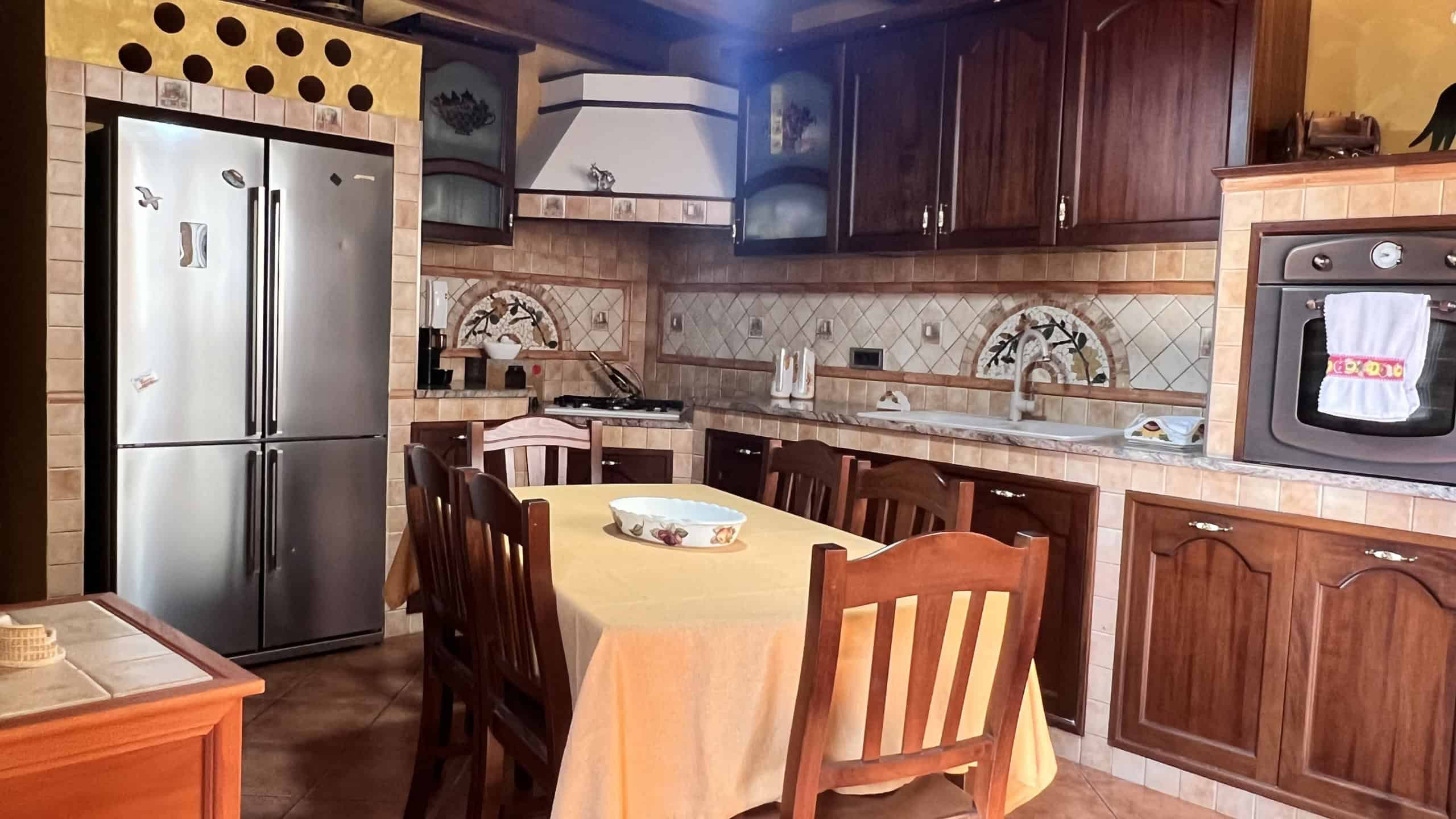 Cucina moderna in appartamento in vendita a Messina con elettrodomestici e mobili in legno.