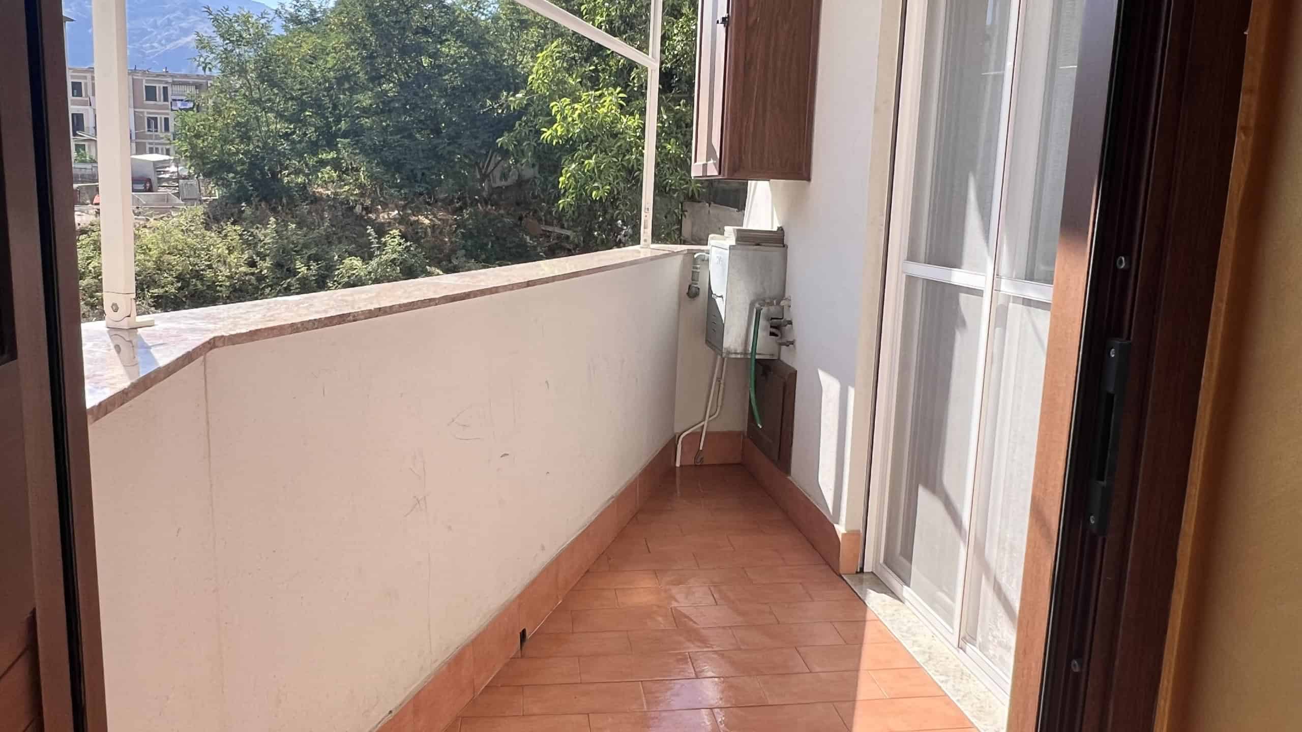 Balcone spazioso con vista su alberi e edifici a Messina, ideale per relax e momenti all'aperto.