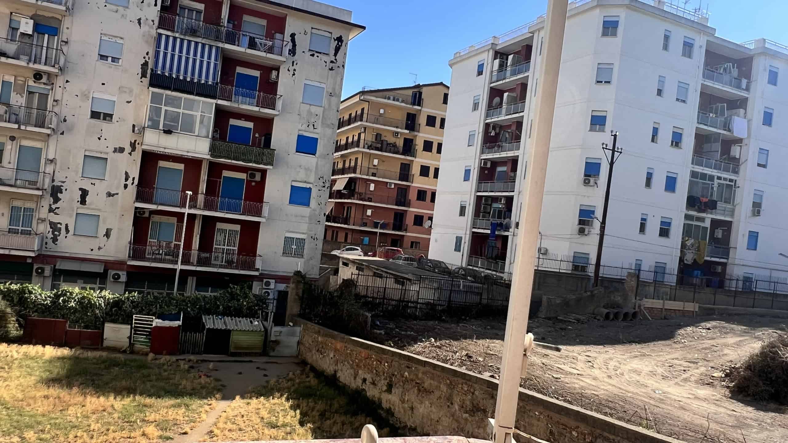 Immagine di un complesso di appartamenti moderni a Messina con balconi e facciate colorate, vista da strada.