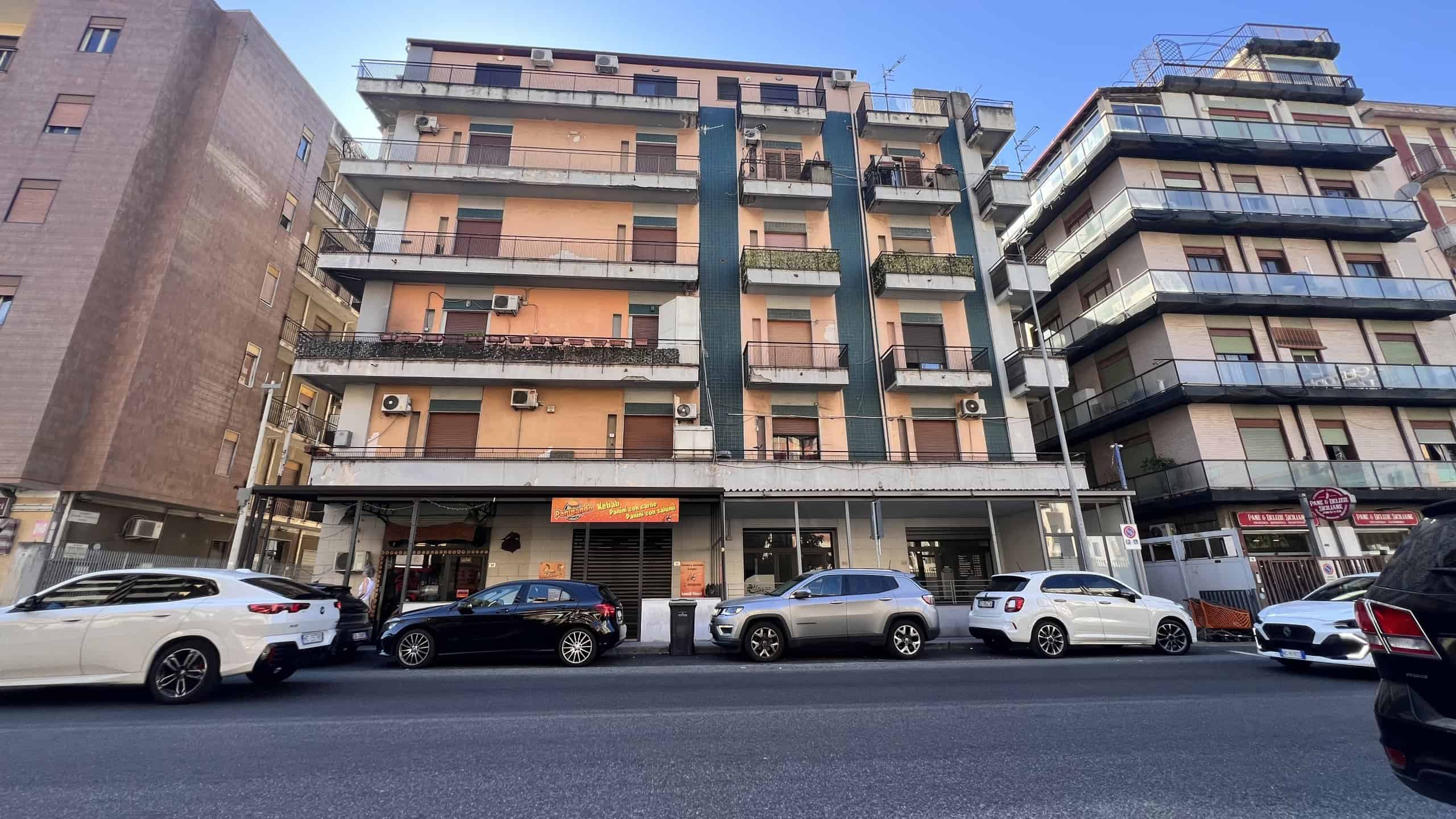 Edificio residenziale in vendita in Via Adolfo Celi 50, Messina, con negozi al piano terra e balconi.
