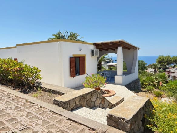 Villa moderna con vista panoramica sul mare, terrazza e giardino, ideale per vacanze rilassanti, in zona tranquilla vicino alla costa.