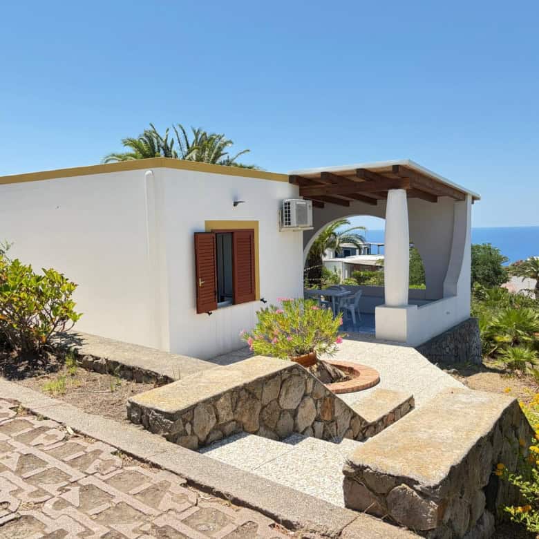 Villa moderna con vista panoramica sul mare, terrazza e giardino, ideale per vacanze rilassanti, in zona tranquilla vicino alla costa.
