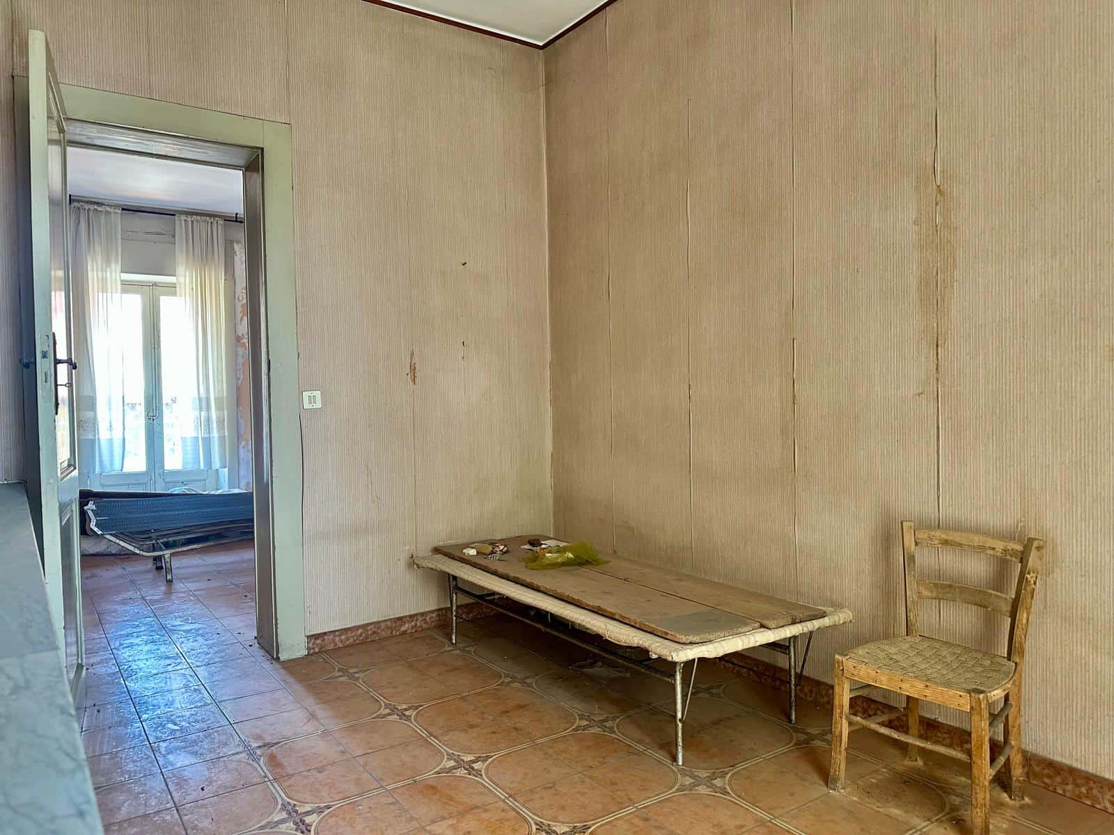 Interno di una casa indipendente in vendita a Barcellona P.G., stanza con pareti beige e pavimento in ceramica.